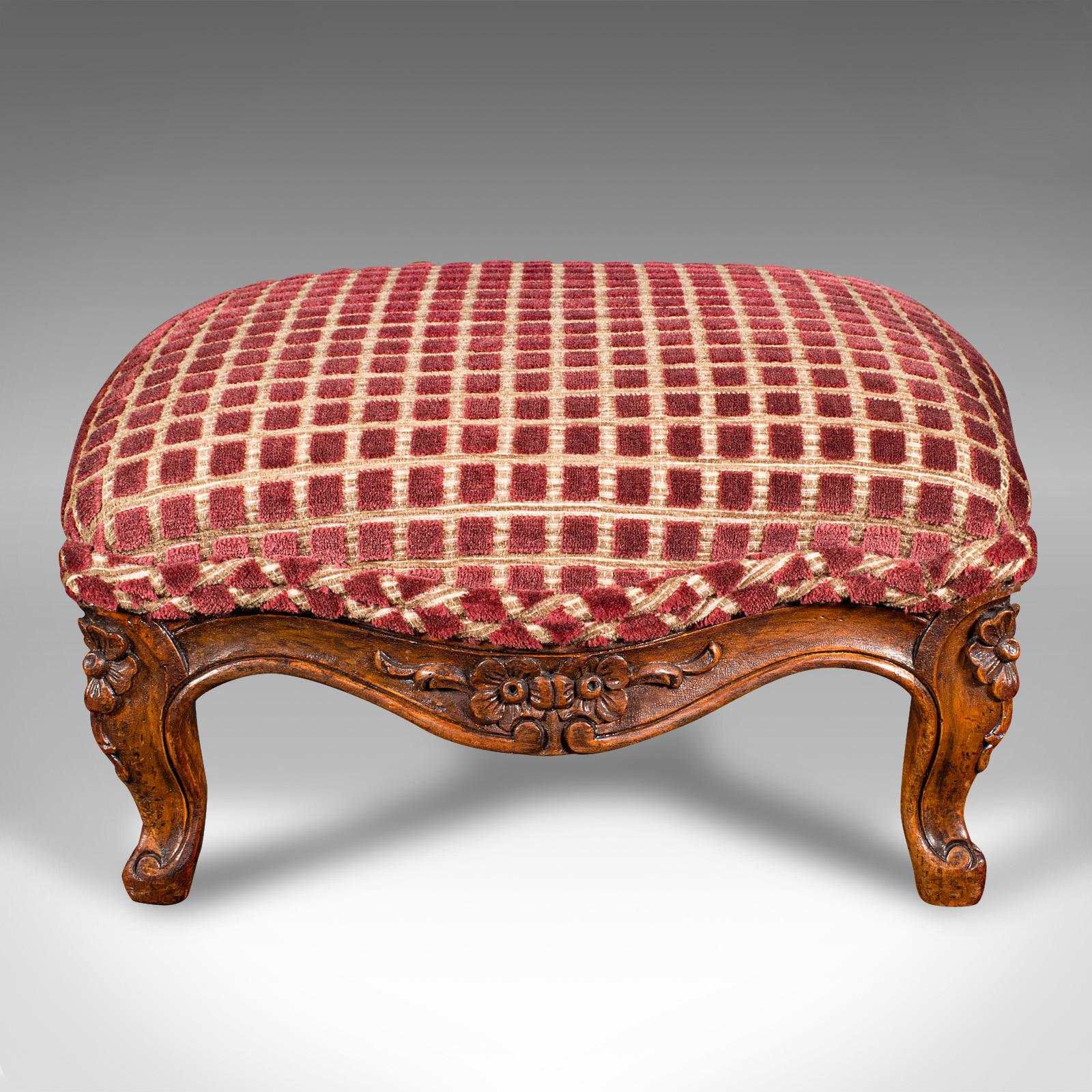 
Dies ist ein antiker Fußschemel. Ein englischer Schlaf- oder Wohnzimmerhocker aus Nussbaum und Textil, aus der frühen viktorianischen Zeit, um 1850.

Charmantes viktorianisches Exemplar mit toller Farbe und Verarbeitung
Zeigt eine wünschenswerte