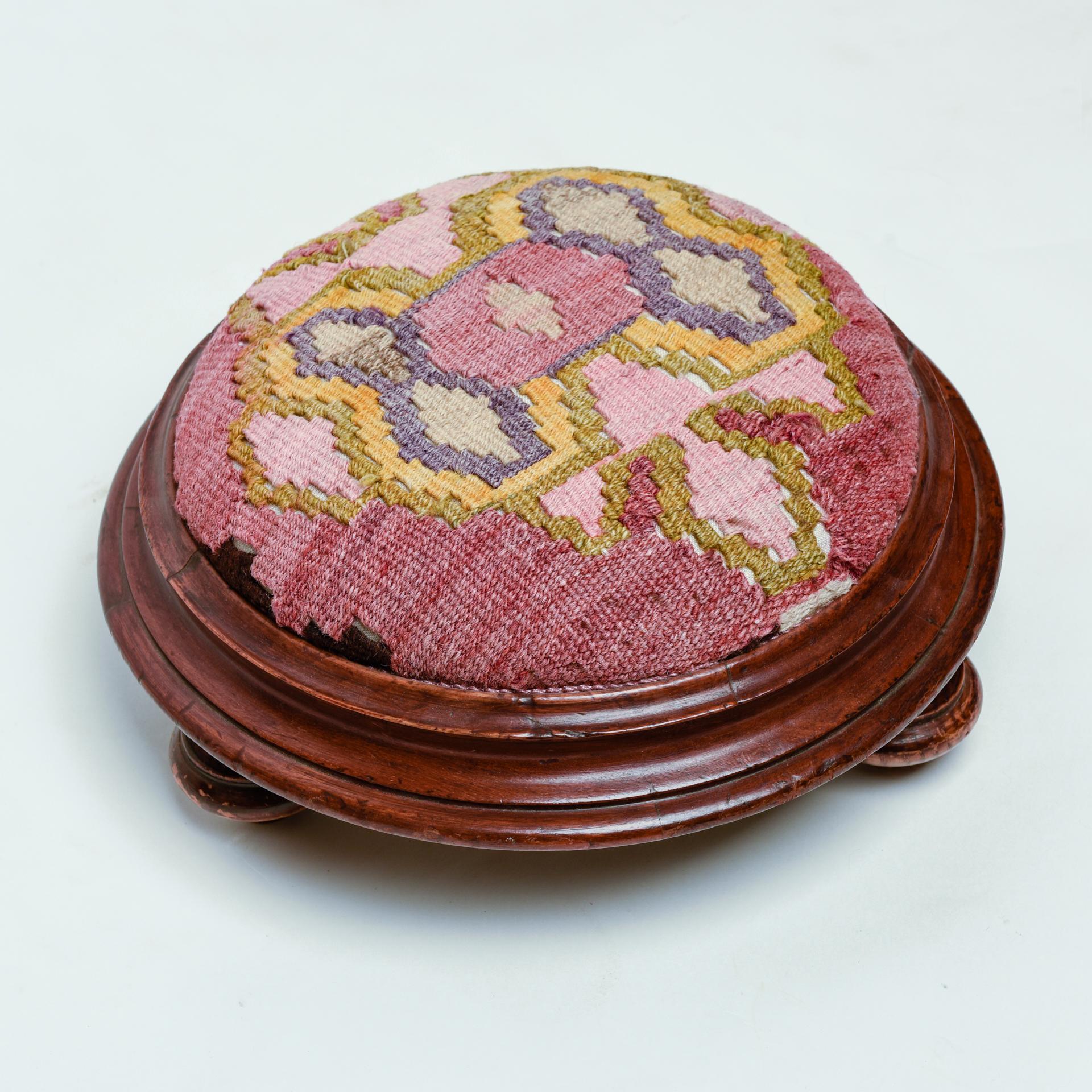 Italienischer Hocker aus dem späten 19. Jahrhundert, aus Nussbaumholz, gepolstert und mit einem Fragment eines alten türkischen Kelims bezogen.
Sehr schön und bequem.

ref. M/454.