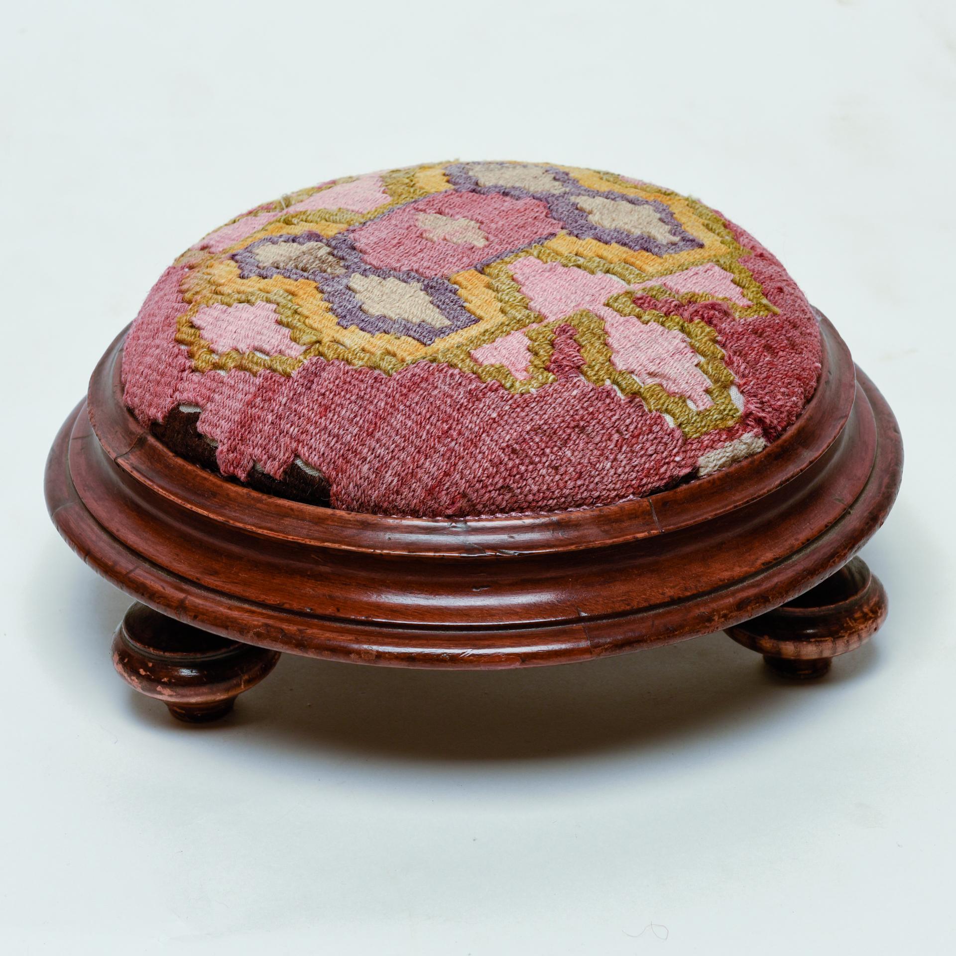 Antiker Fußschemel aus Italien (Louis Philippe) im Angebot