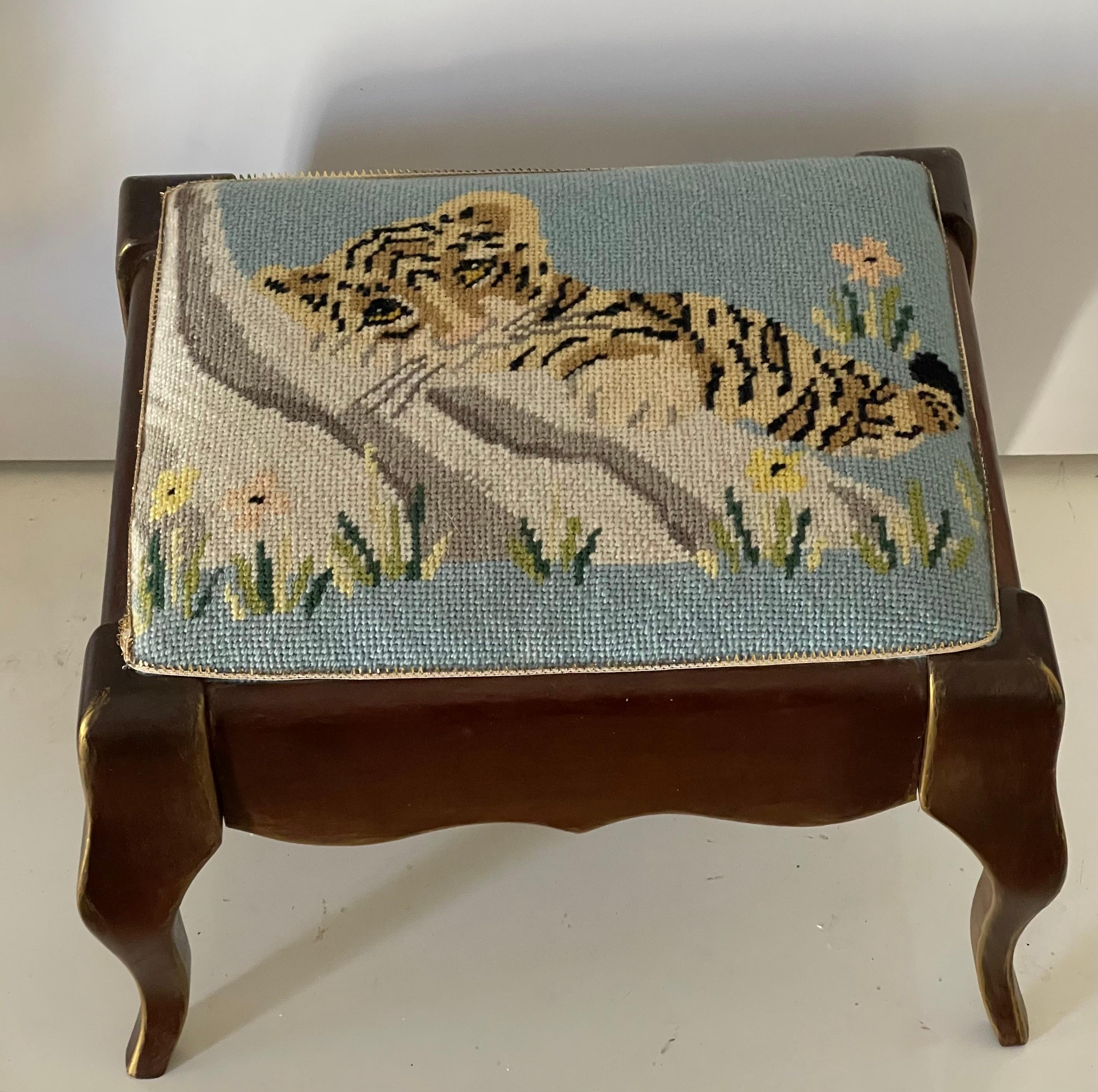 Country Antico poggiapiedi con punto a ago di Baby Tiger  e finiture dorate in vendita