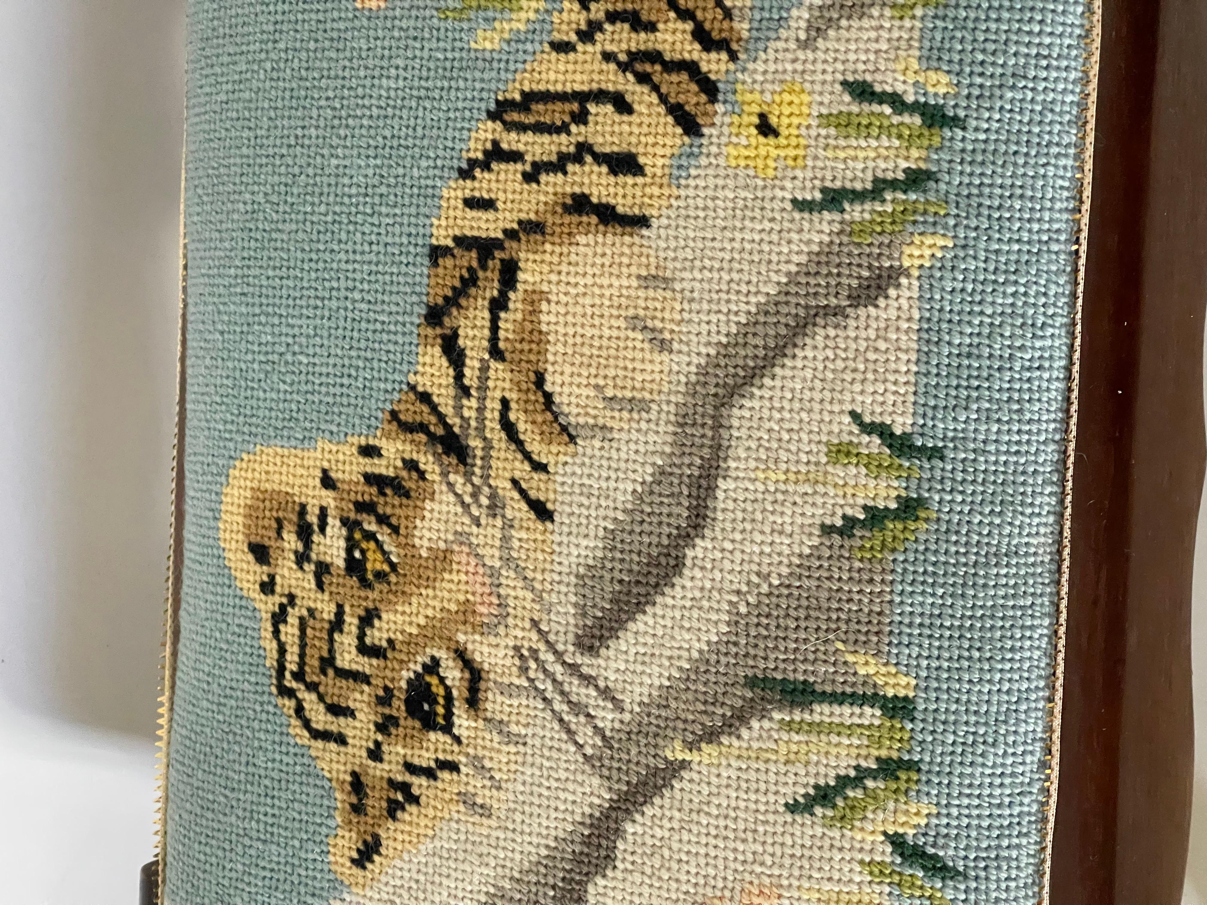 Antico poggiapiedi con punto a ago di Baby Tiger  e finiture dorate In condizioni buone in vendita a Boca Raton, FL