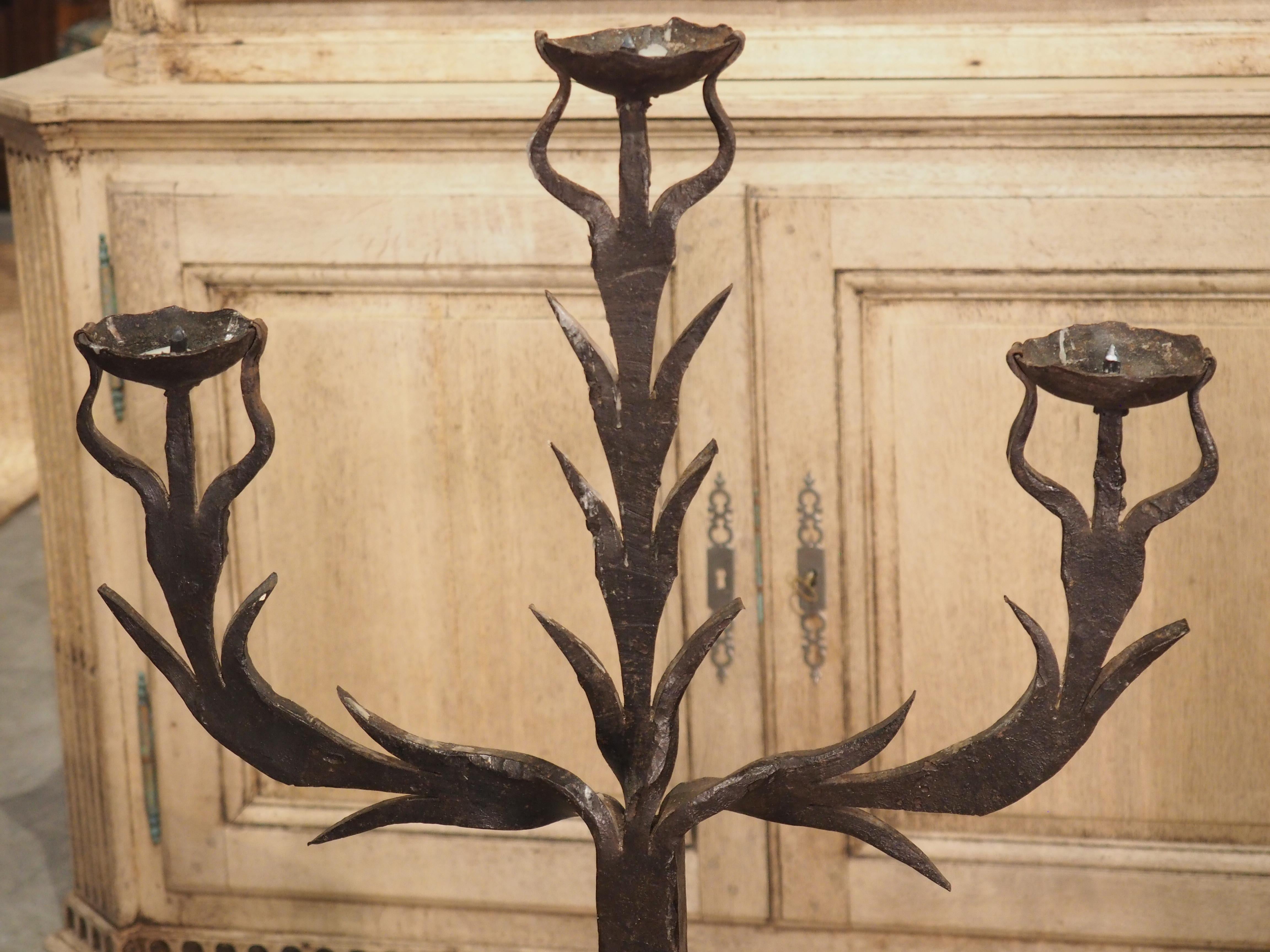 Antiker antiker geschmiedeter Eisenkandelaber Fackel aus Spanien, um 1900 im Angebot 6