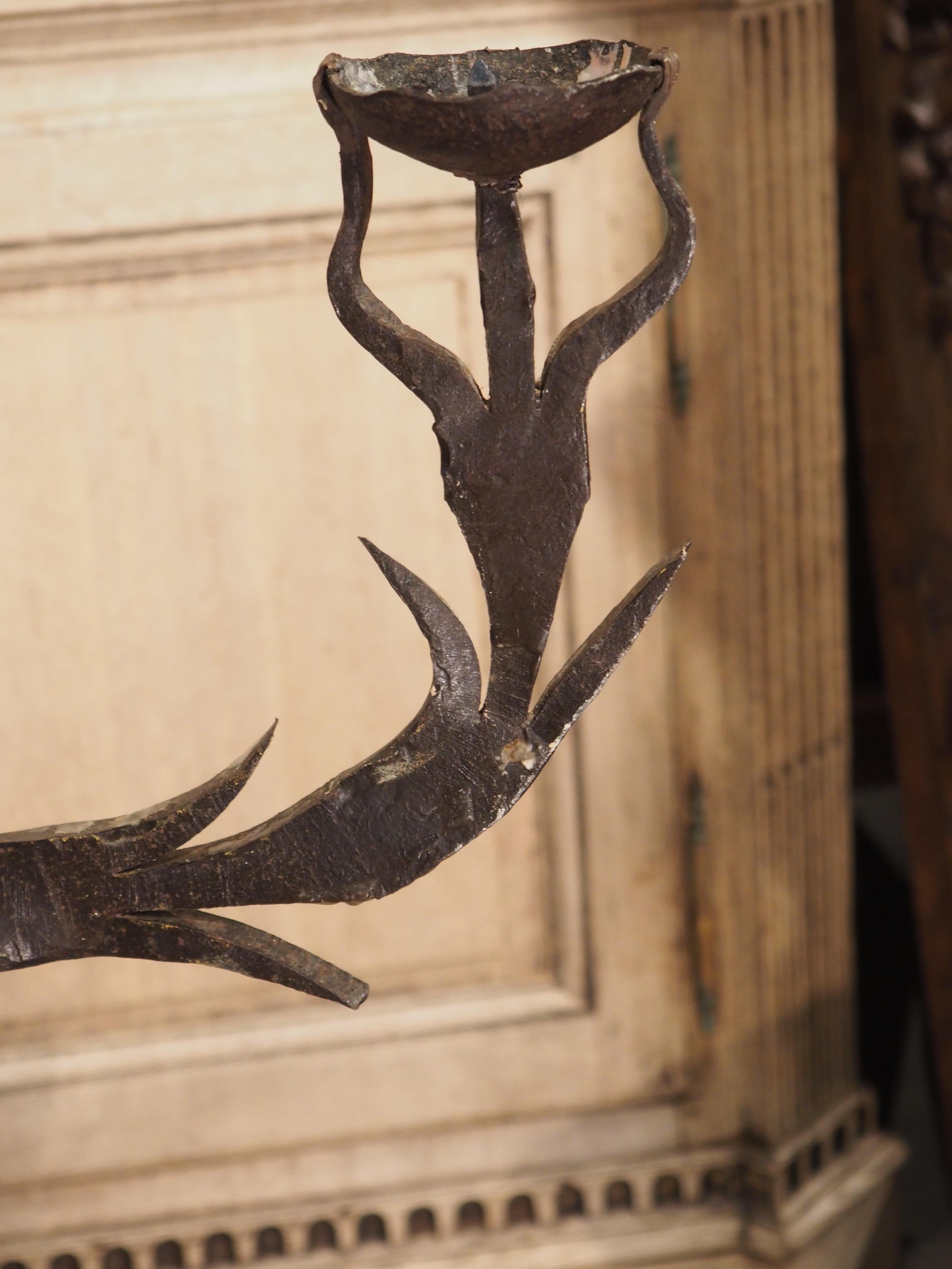Antiker antiker geschmiedeter Eisenkandelaber Fackel aus Spanien, um 1900 im Angebot 1