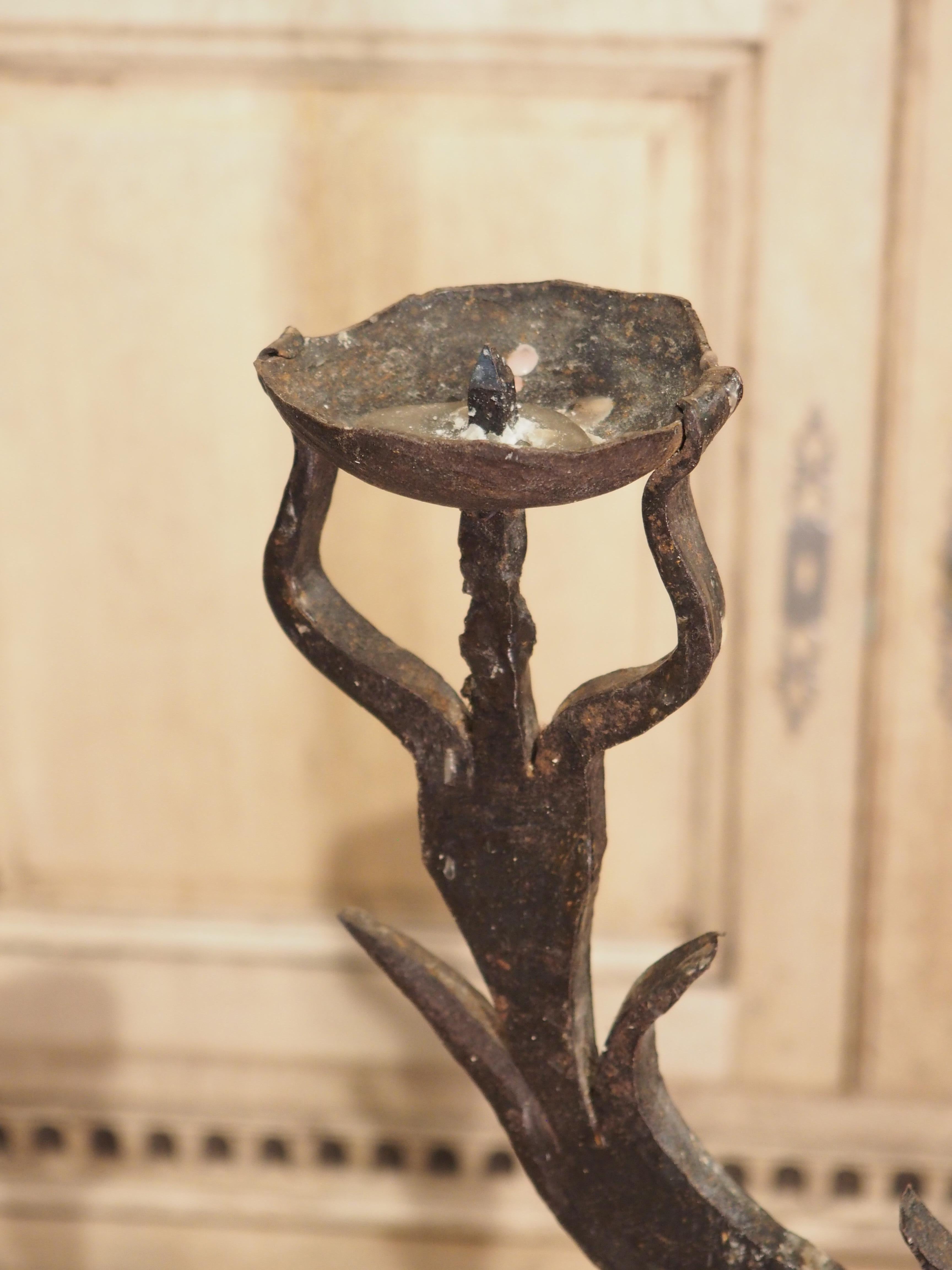 Antiker antiker geschmiedeter Eisenkandelaber Fackel aus Spanien, um 1900 im Angebot 3