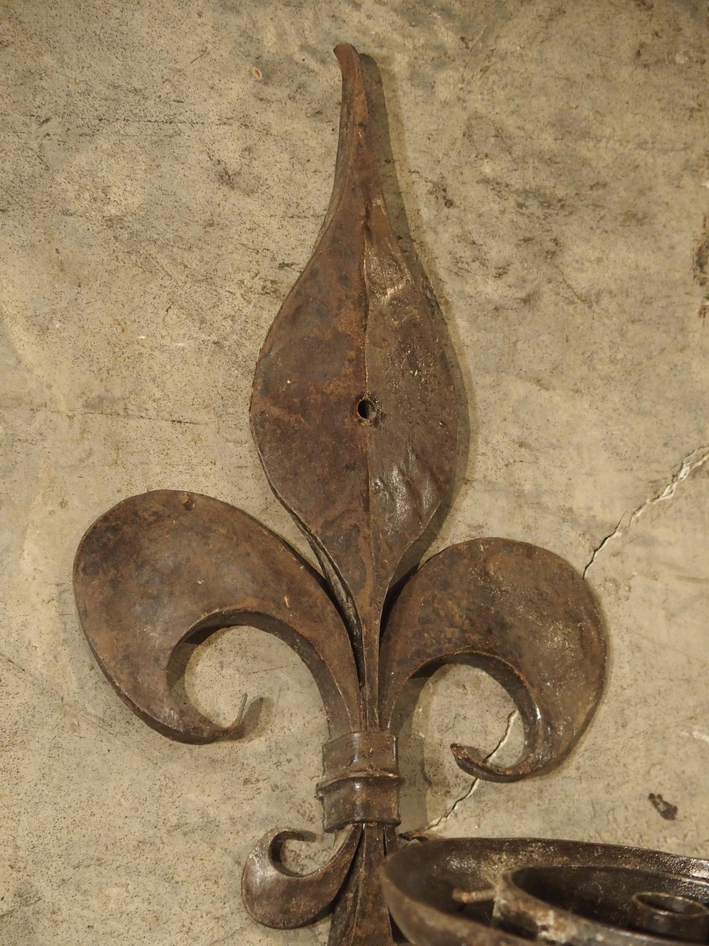 Antiker geschmiedeter Fleur-de-Lys-Torchere-Wandleuchter aus Frankreich, um 1900 im Zustand „Gut“ im Angebot in Dallas, TX