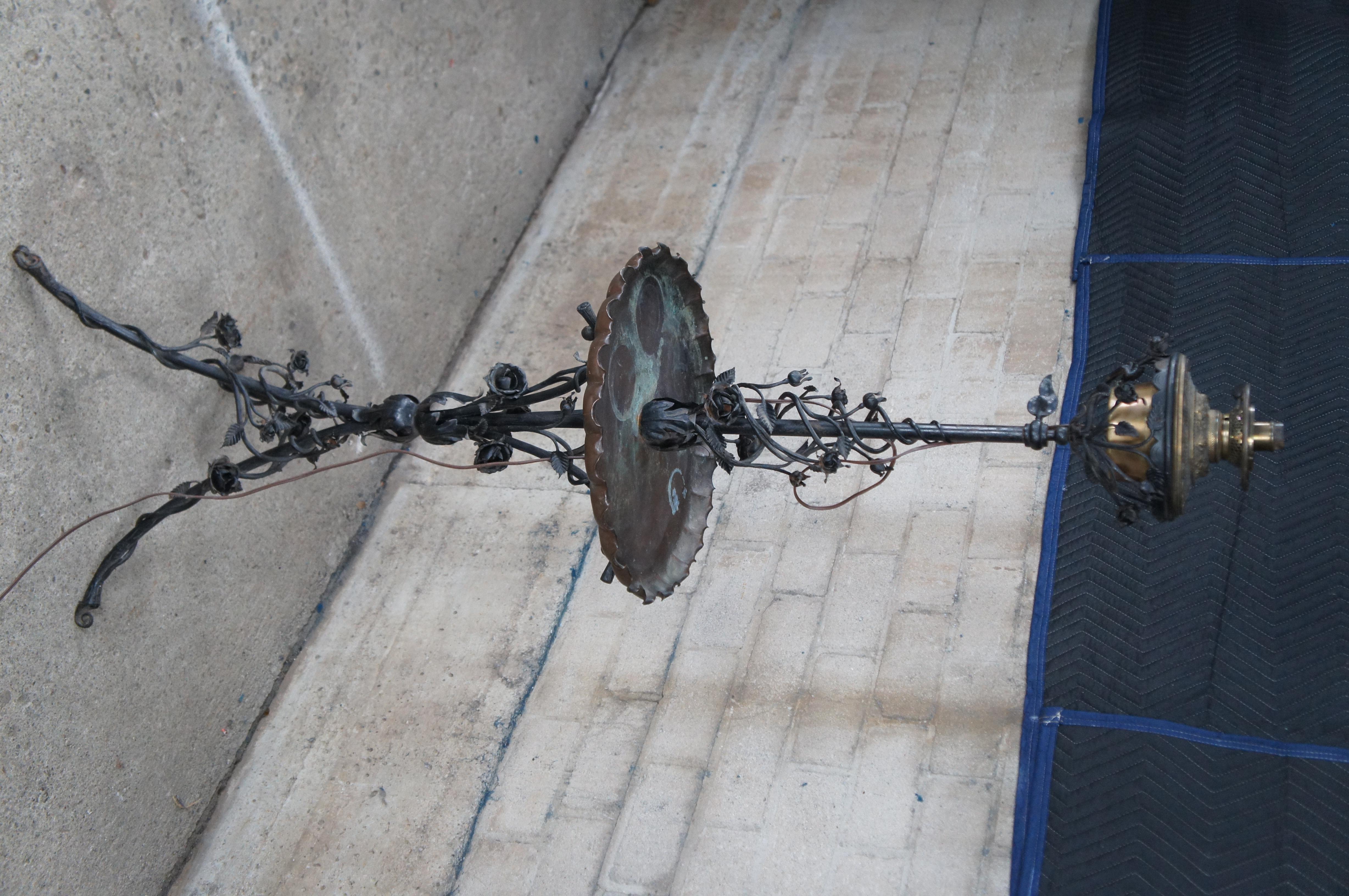 XIXe siècle Ancienne lampe de table à trois pieds en fer forgé rose Lampadaire à huile Lampadaire 74 po en vente