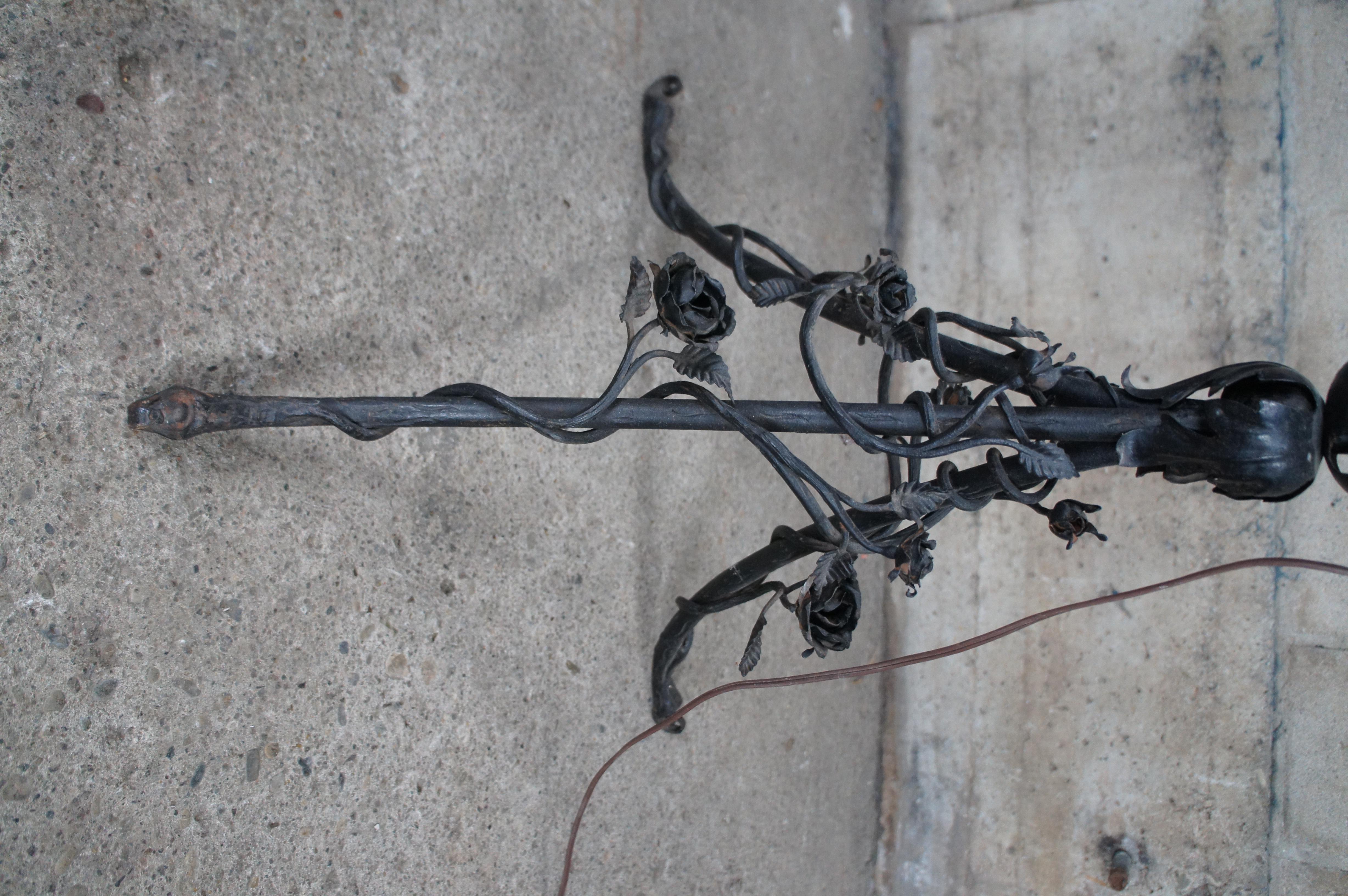 Fer Ancienne lampe de table à trois pieds en fer forgé rose Lampadaire à huile Lampadaire 74 po en vente