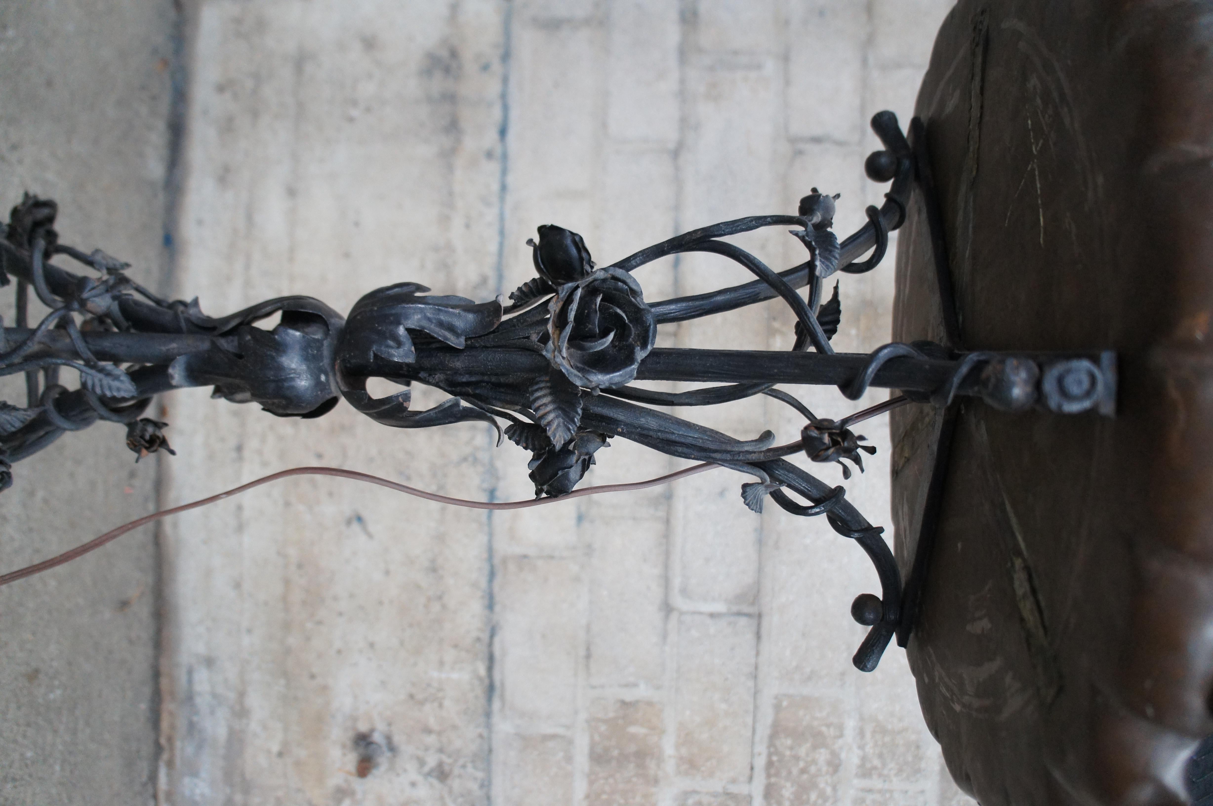 Ancienne lampe de table à trois pieds en fer forgé rose Lampadaire à huile Lampadaire 74 po en vente 1