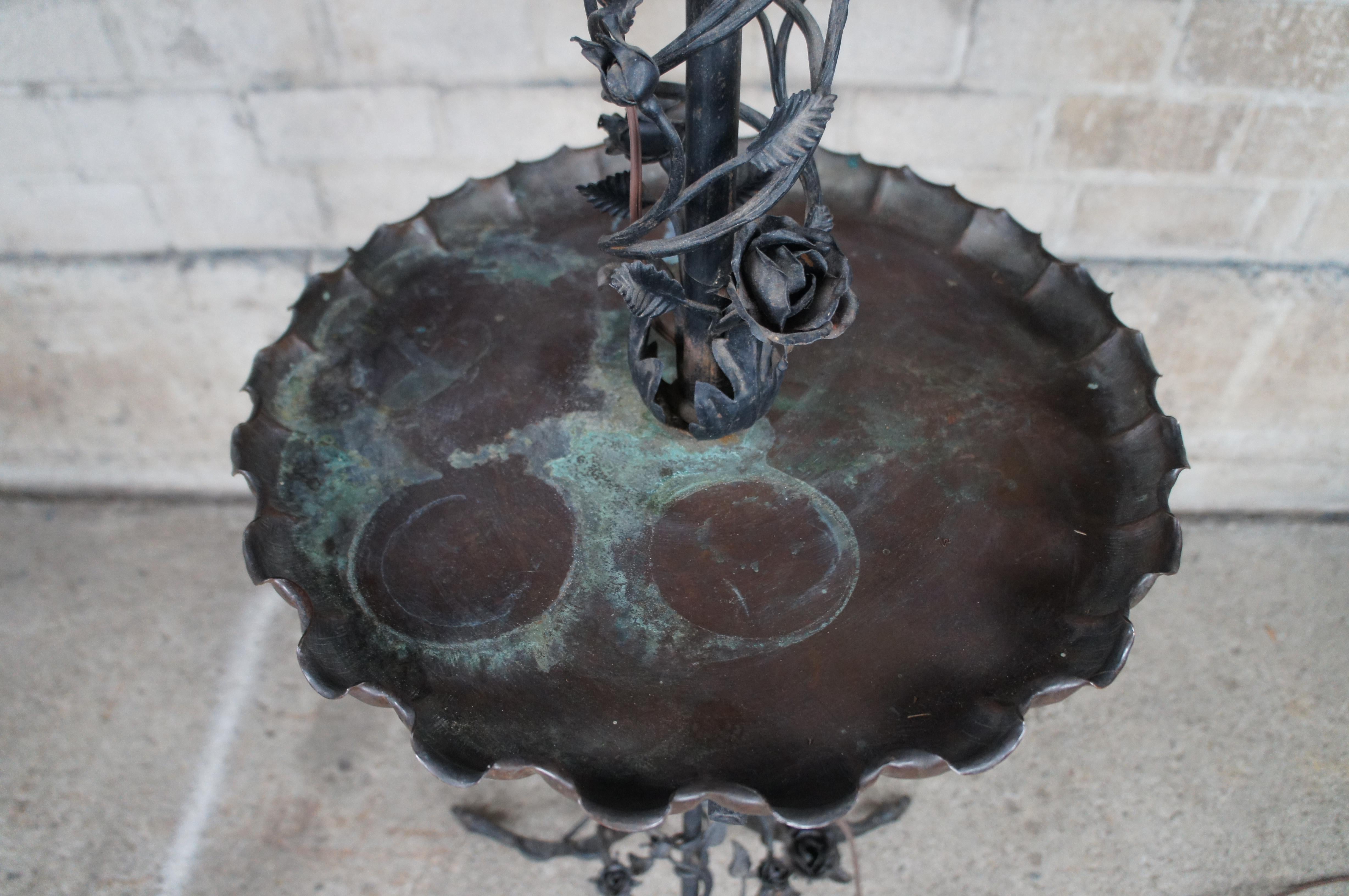 Ancienne lampe de table à trois pieds en fer forgé rose Lampadaire à huile Lampadaire 74 po en vente 2