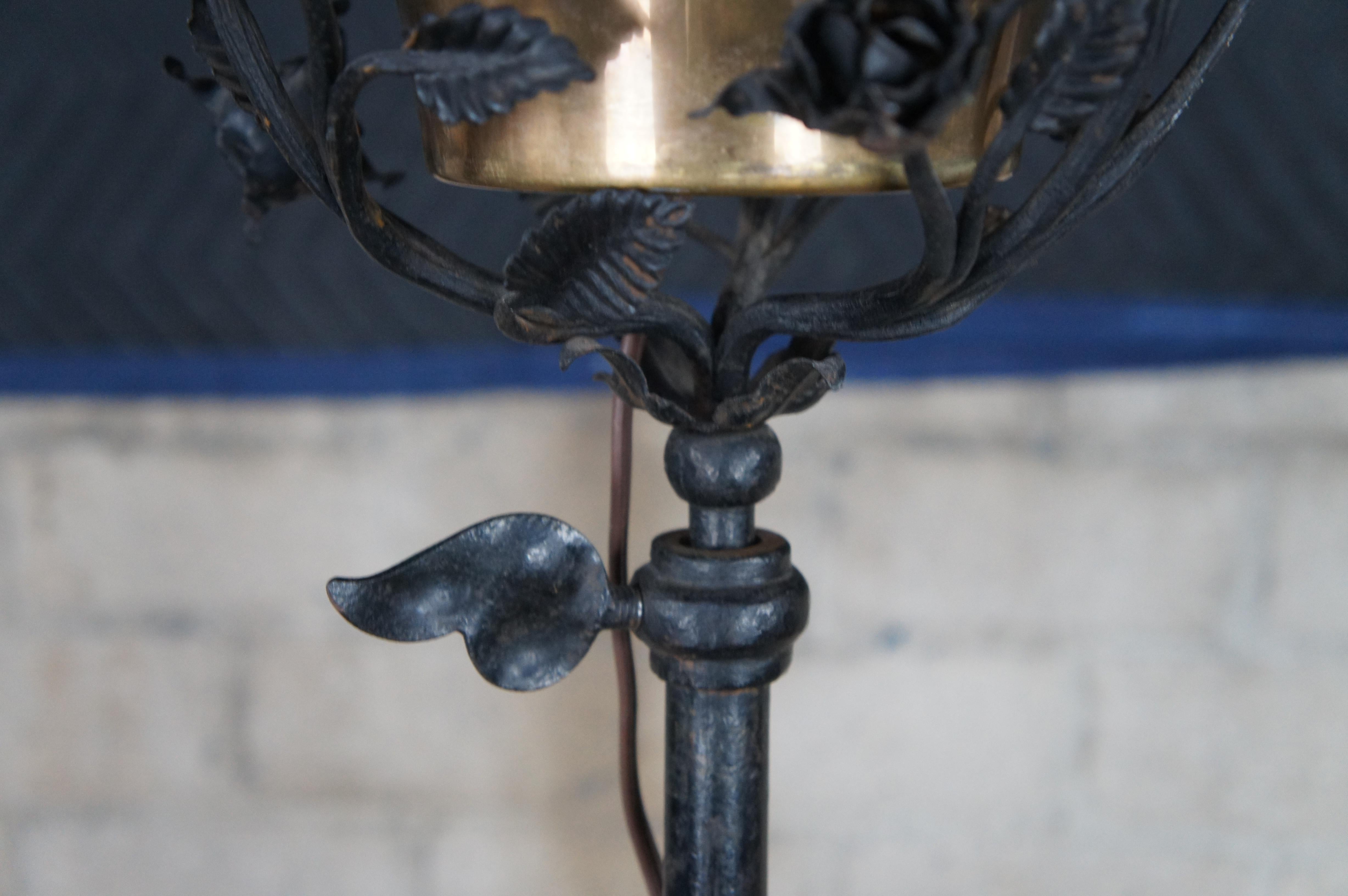 Ancienne lampe de table à trois pieds en fer forgé rose Lampadaire à huile Lampadaire 74 po en vente 4