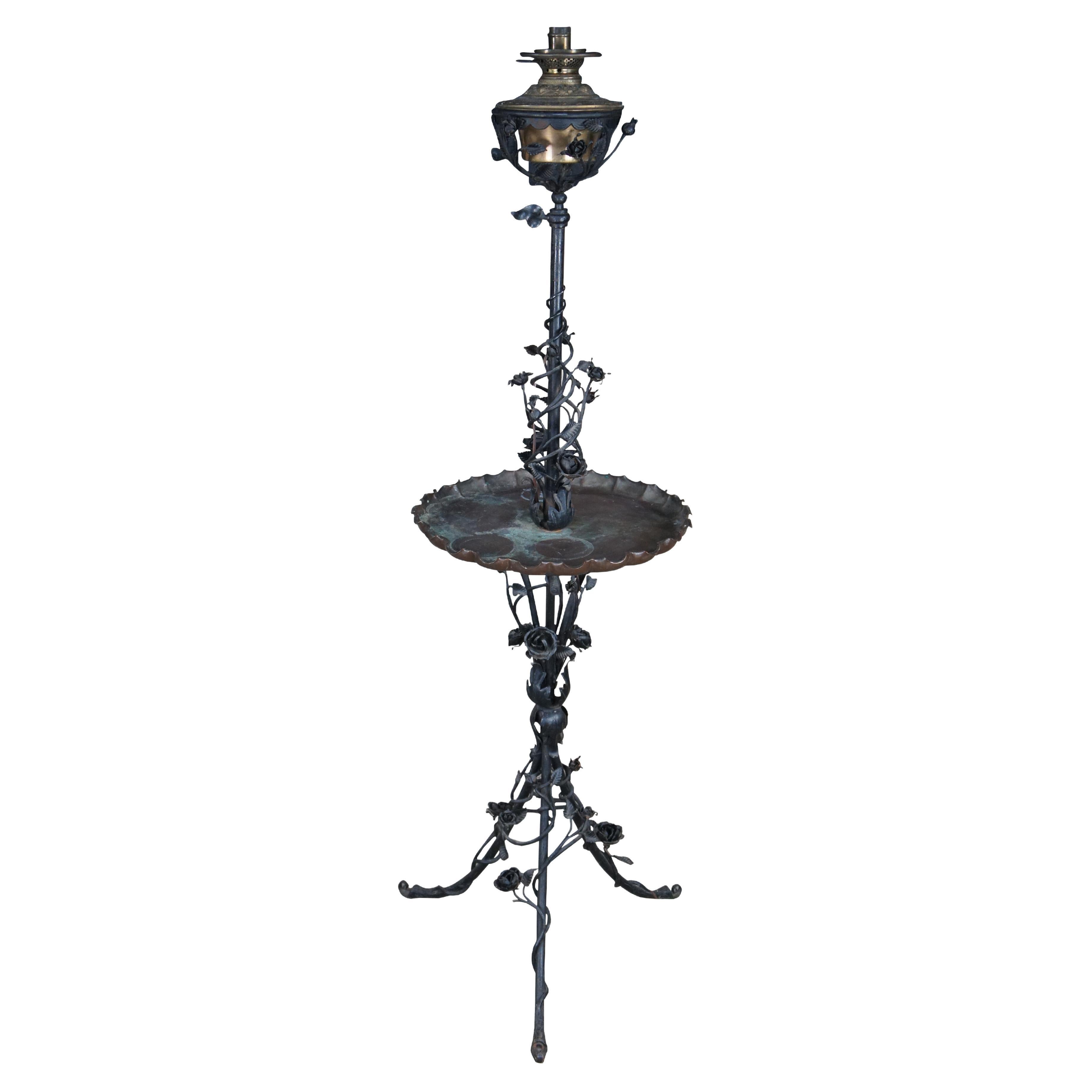 Ancienne lampe de table à trois pieds en fer forgé rose Lampadaire à huile Lampadaire 74 po en vente