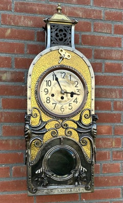 Reloj de pared antiguo de hierro forjado y latón Arts & Crafts con esculturas de murciélagos