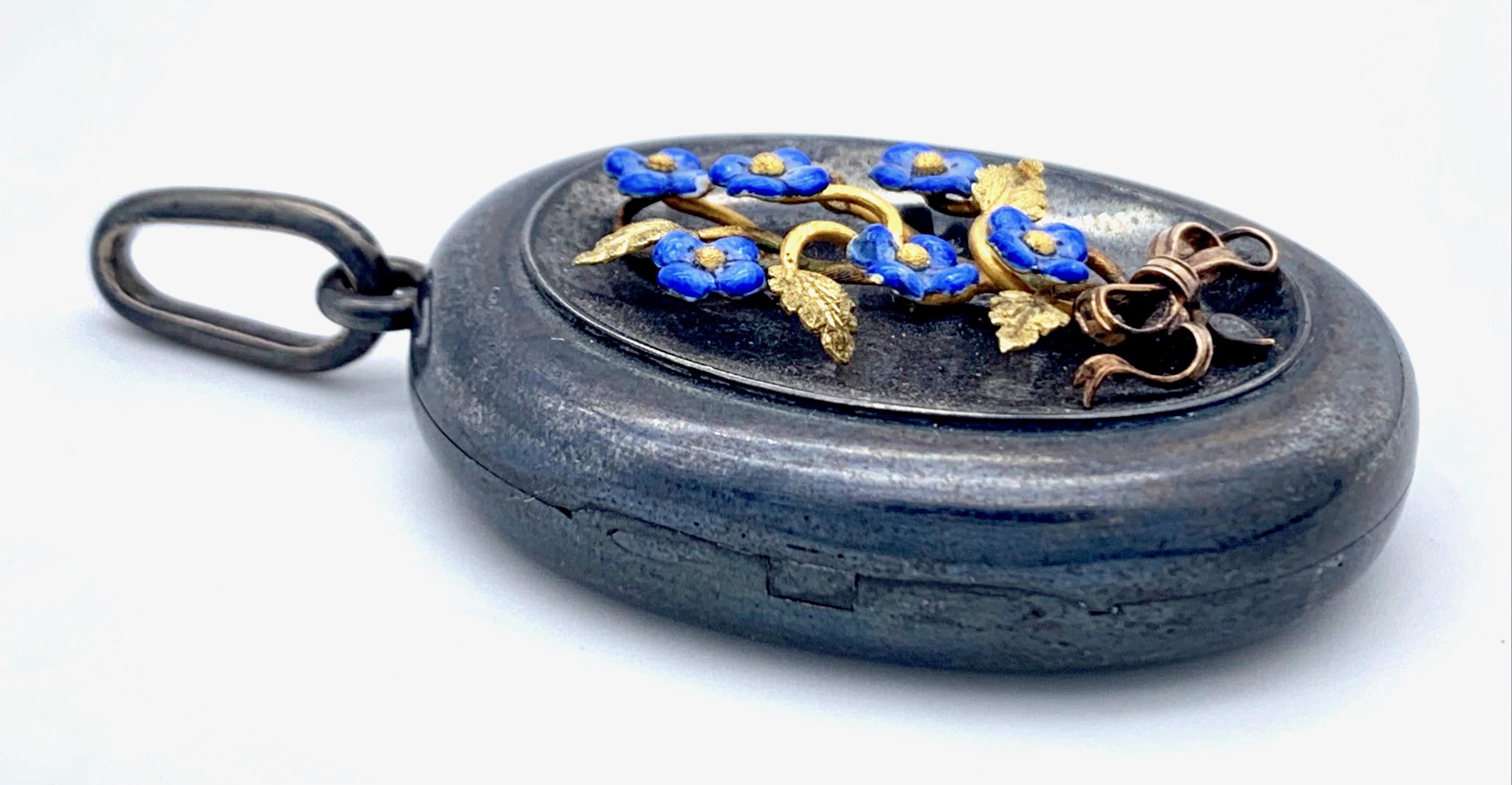 This wonderful locket features enamelled forget me nots arranged to a flower bouquet with finely engraved leaves in two colour gold gilded metal.