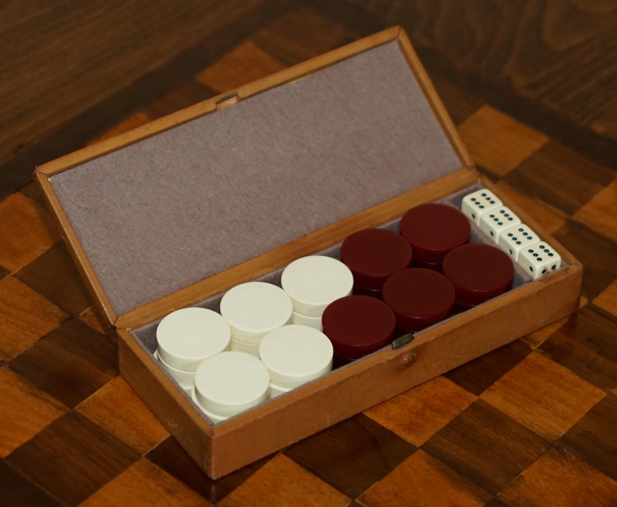 Casa Reale Antiquariato

Royal House Antiques è lieta di offrire in vendita questo splendido set da backgammon originale di Fortnum & Mason, risalente agli anni '20, in una custodia d'epoca in pelle e velluto con un timbro sulla parte anteriore