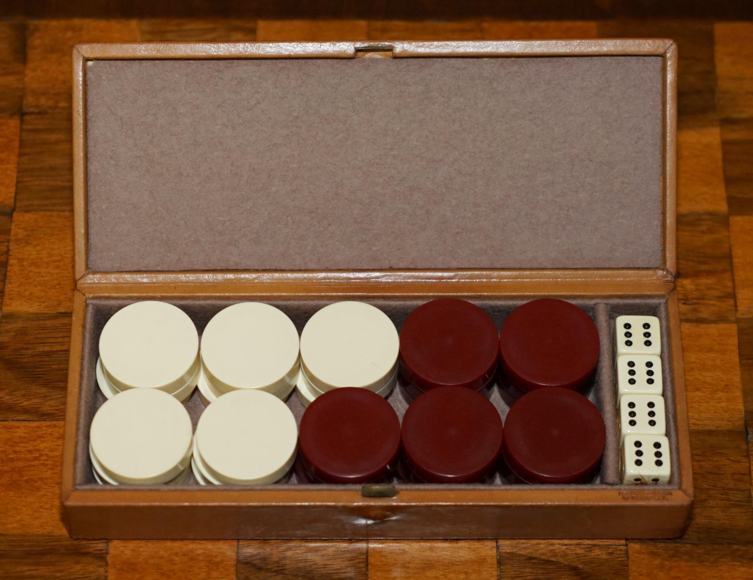 Art Déco ANTIQUE FORTNUM & MASON BACKGAMMON SET IN CASSETTA ORIGINALE IN PELLE CON DADI in vendita