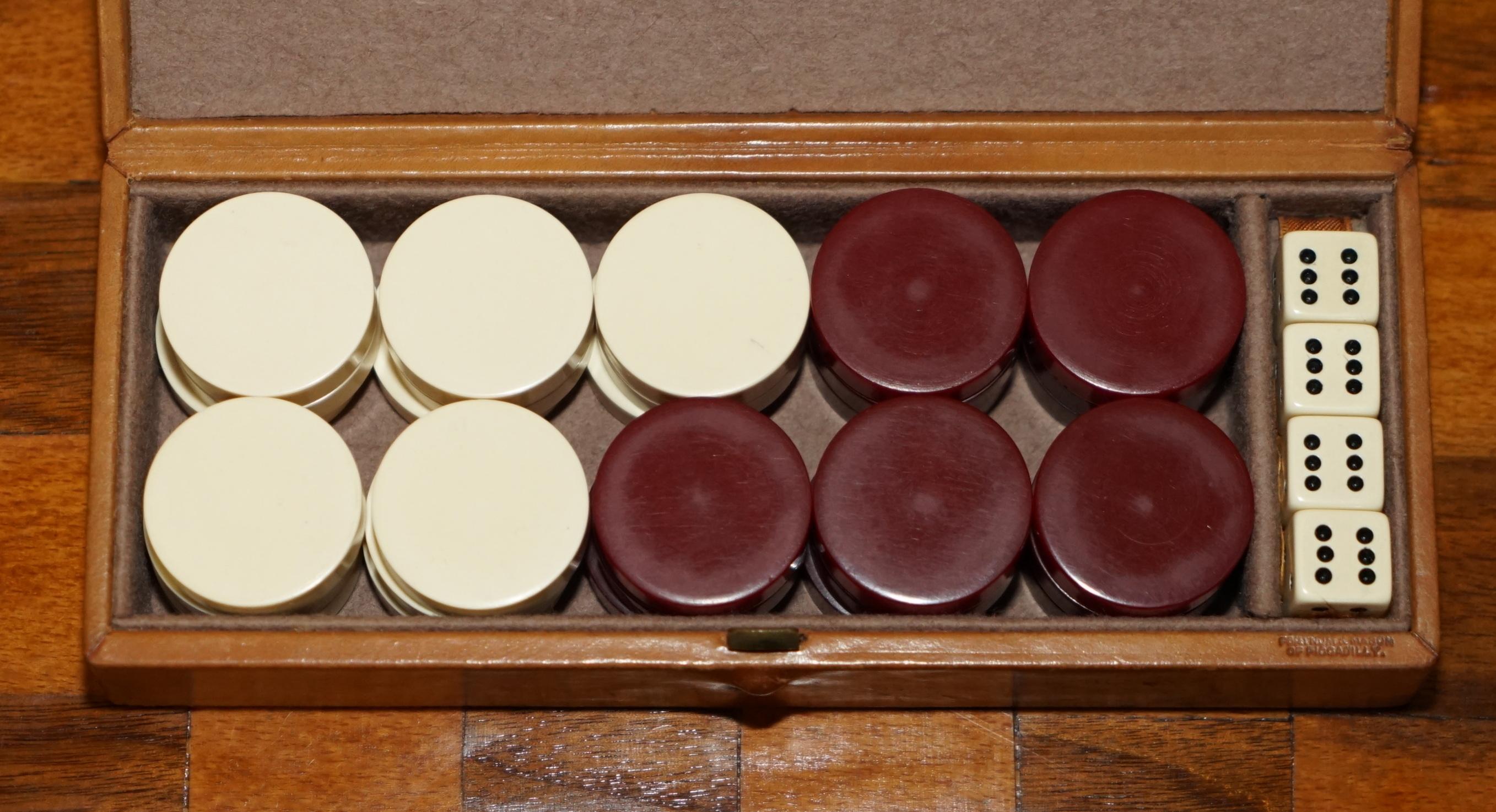 Inglese ANTIQUE FORTNUM & MASON BACKGAMMON SET IN CASSETTA ORIGINALE IN PELLE CON DADI in vendita