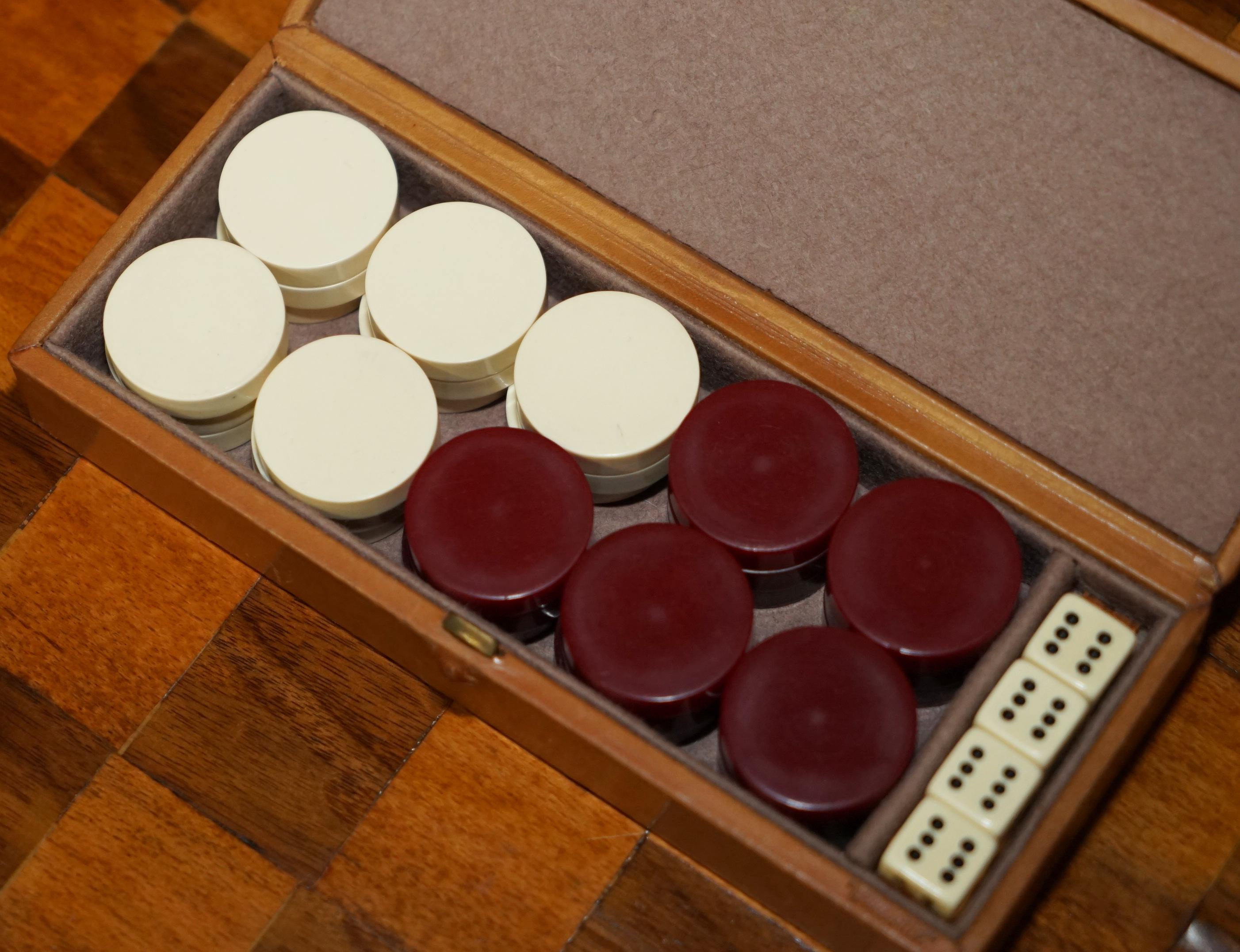 Fatto a mano ANTIQUE FORTNUM & MASON BACKGAMMON SET IN CASSETTA ORIGINALE IN PELLE CON DADI in vendita