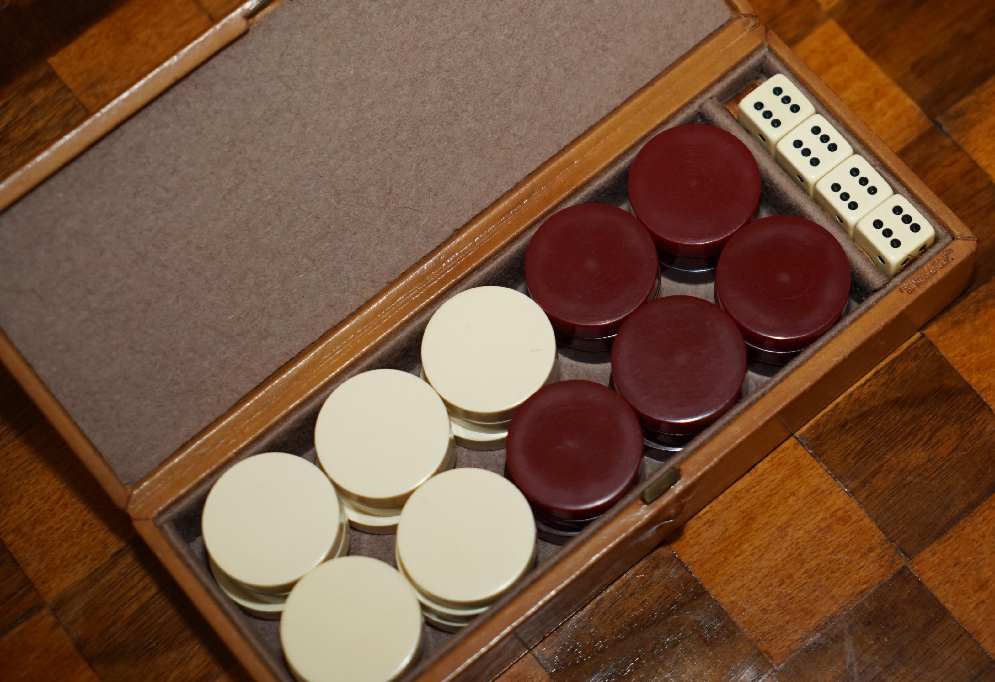 ANTIQUE FORTNUM & MASON BACKGAMMON SET IN CASSETTA ORIGINALE IN PELLE CON DADI In condizioni buone in vendita a West Sussex, Pulborough