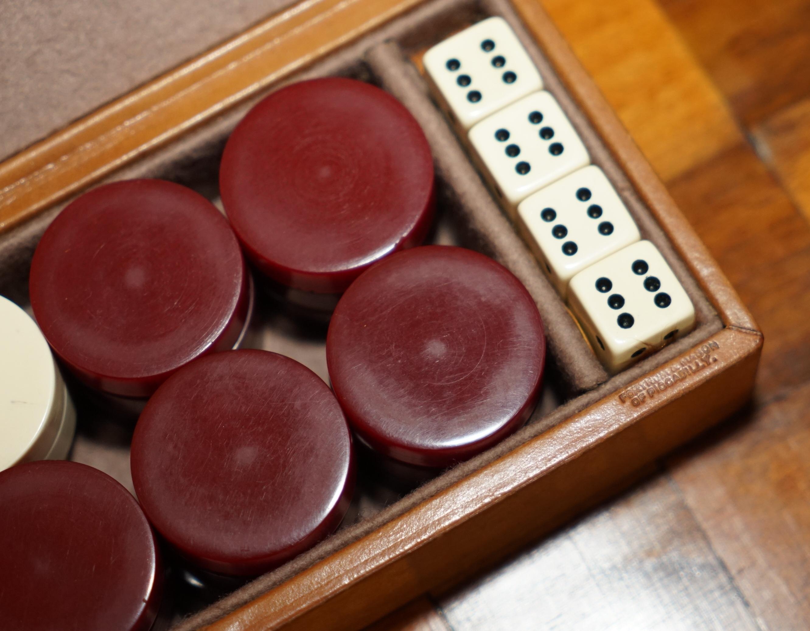 Inizio XX secolo ANTIQUE FORTNUM & MASON BACKGAMMON SET IN CASSETTA ORIGINALE IN PELLE CON DADI in vendita