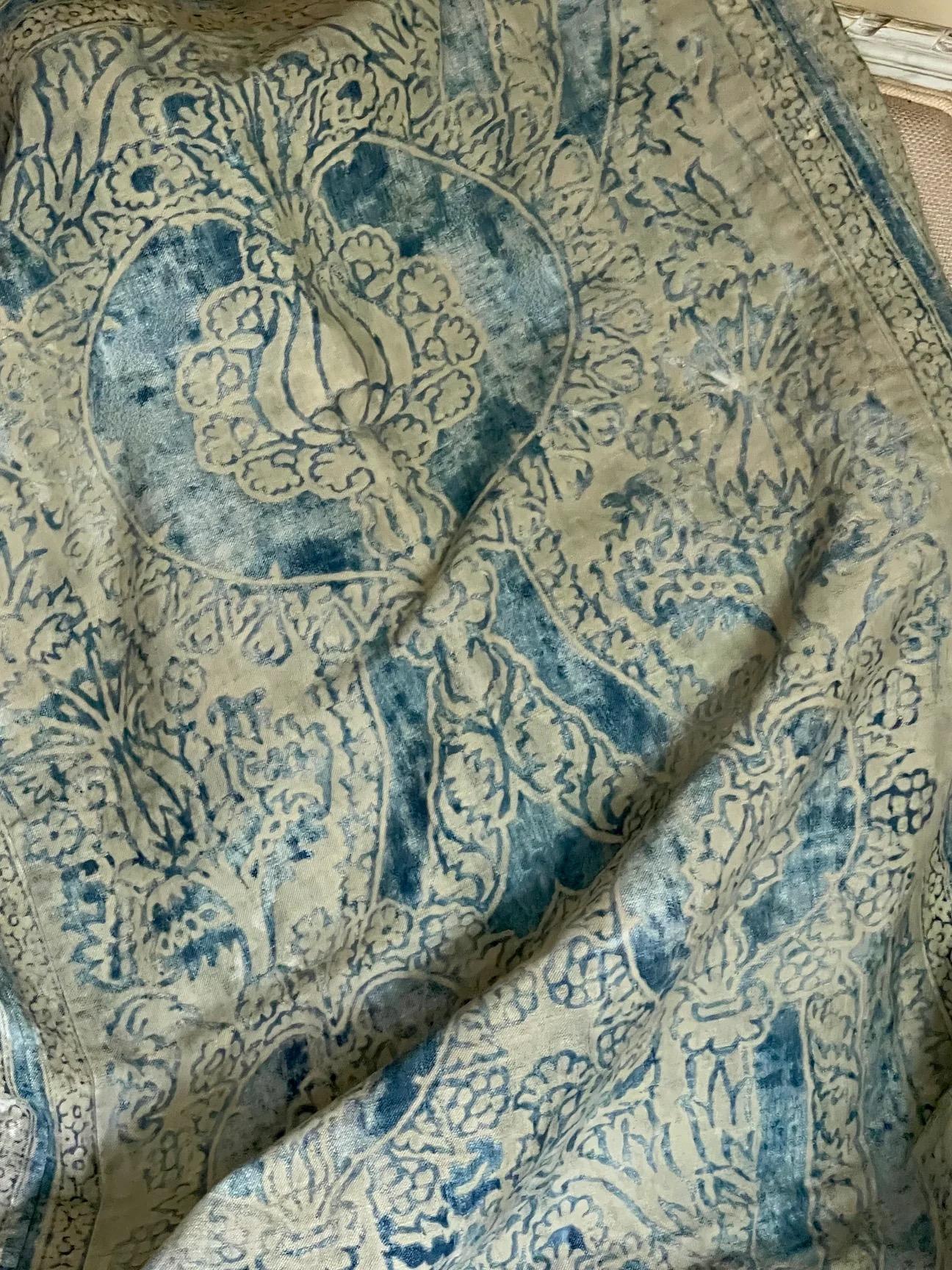 Sehr seltener früher Fortuny Wandbehang

Nicolo Design.  Mit großen stilisierten Granatäpfeln

Handgedruckt in Venedig von Mariano Fortuny 

Aus den 1920er Jahren

Antiker Zustand mit allgemeinen alters- und gebrauchsbedingten Gebrauchsspuren

Die