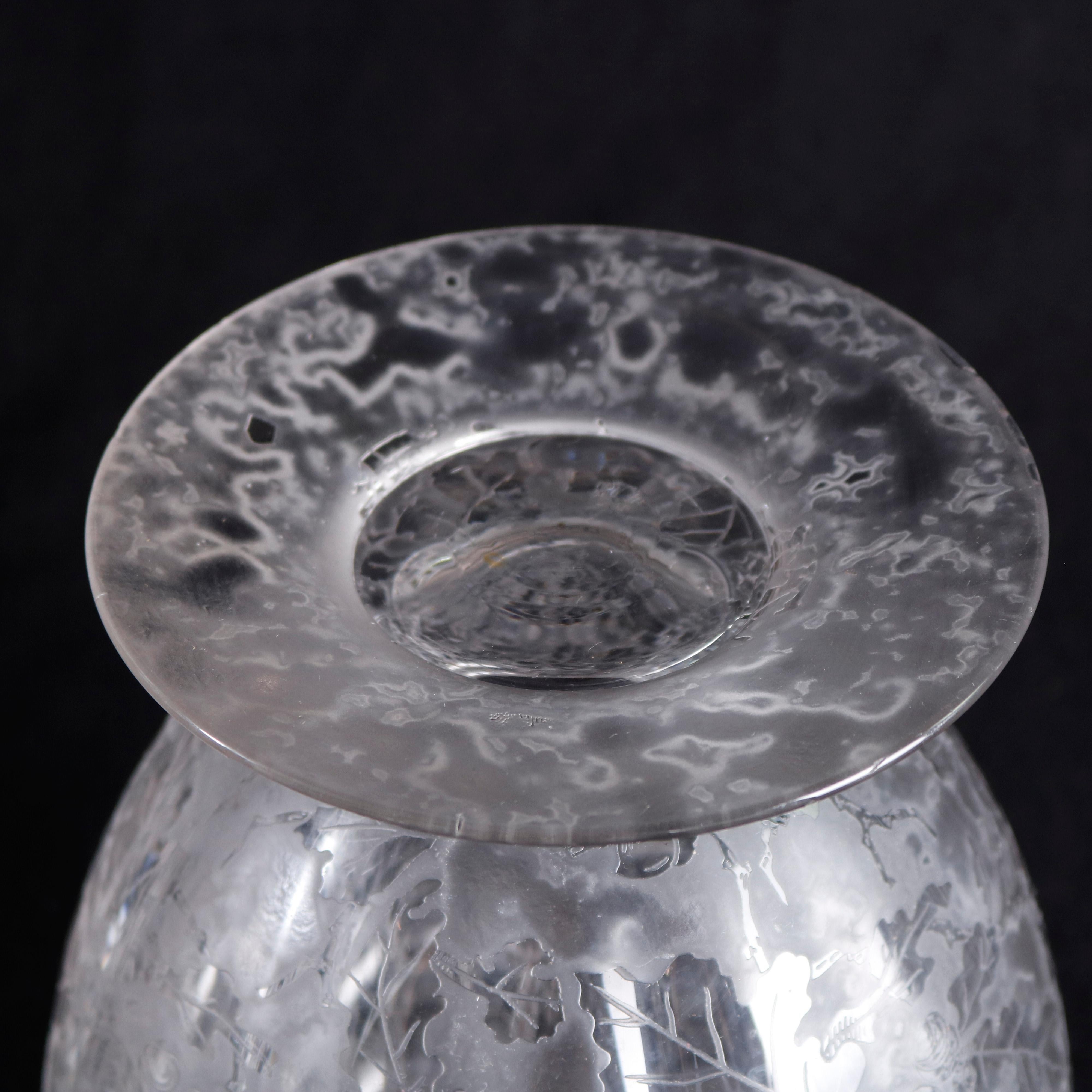 Antiguo jarrón con pie de vidrio artístico de Fostoria, grabado al ácido con motivos florales, Siglo XX Grabado en venta