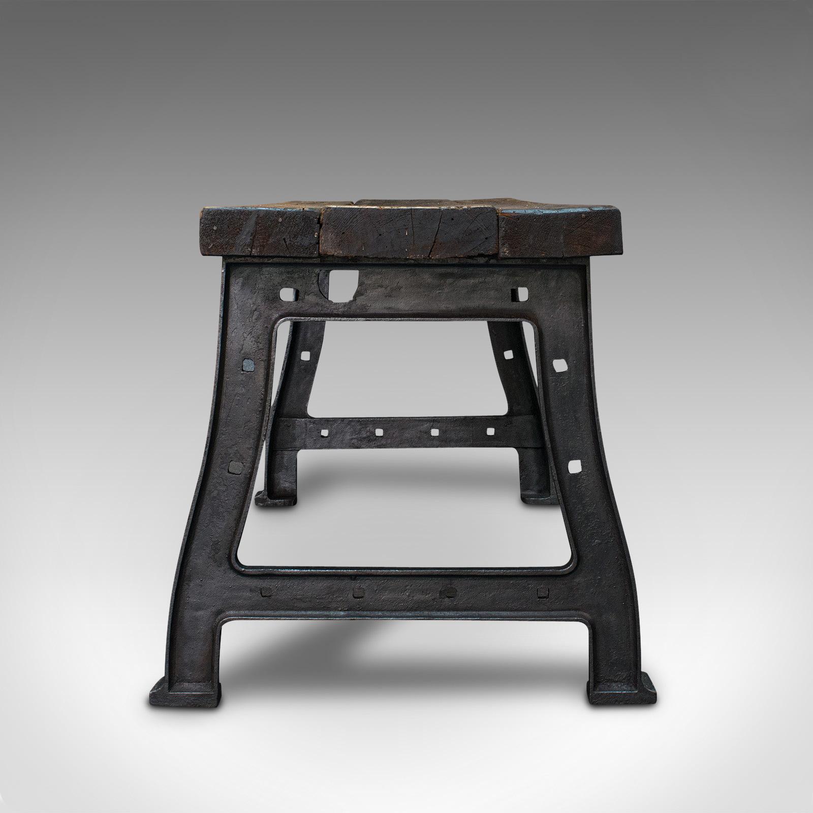 Britannique Table de fonderie ancienne anglaise, pin, fer, lourde, goût industriel, victorienne en vente