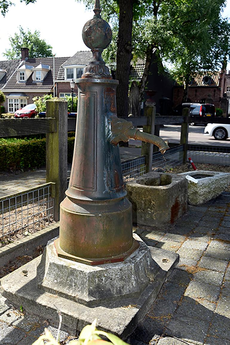 Antique Fountain, 19th Century In Fair Condition In Udenhout, NL