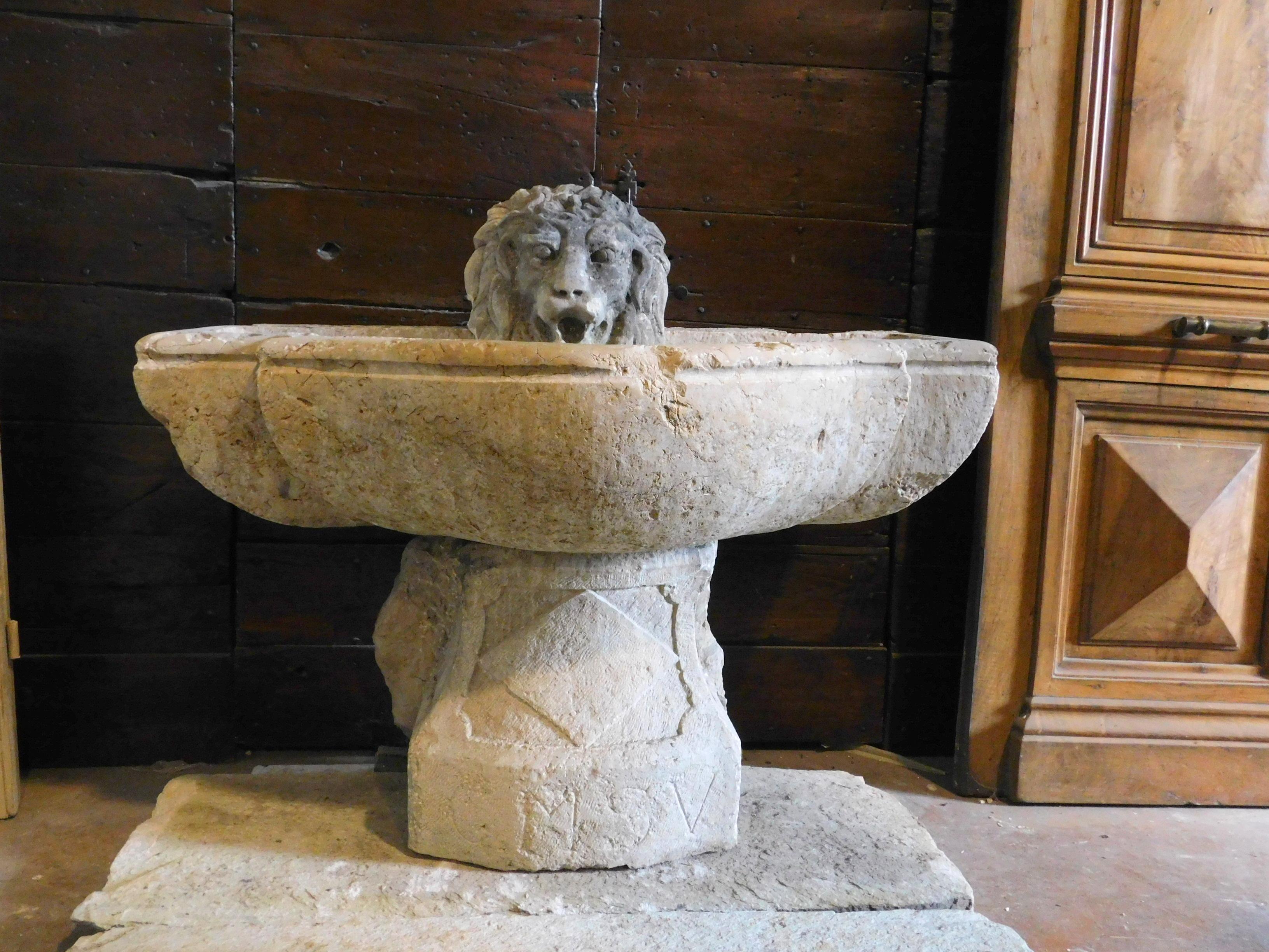 italien Bassin de fontaine antique en marbre rose avec mascaron, '700 Italie en vente