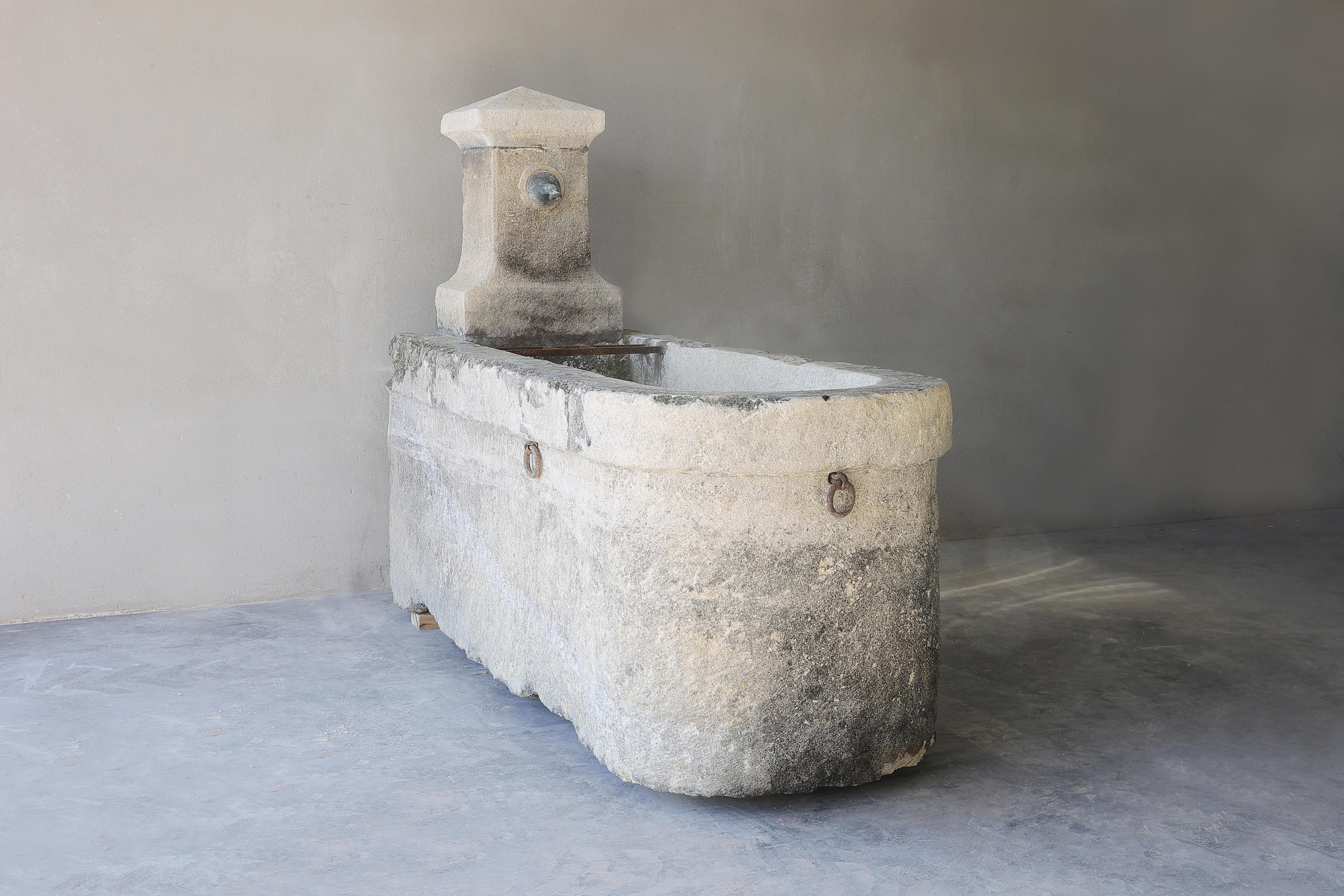 Antique fountain of French limestone from the 18th century. A beautiful unique fountain that will fit in a garden, patio, veranda or other specific areas.