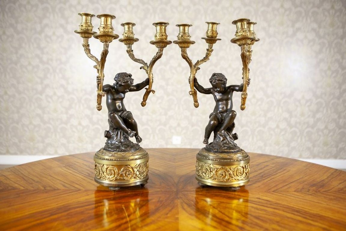 Deux candélabres à quatre bras en bronze du XIXe siècle en vente