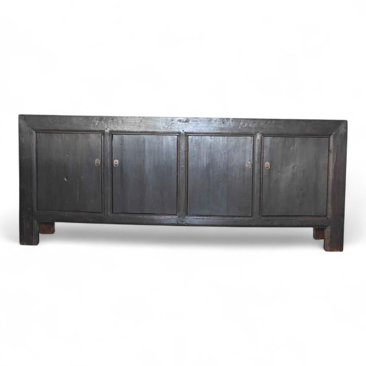 Minimaliste Buffet ancien à quatre portes en orme noirci, Shanxi, Chine, vers les années 1930 en vente