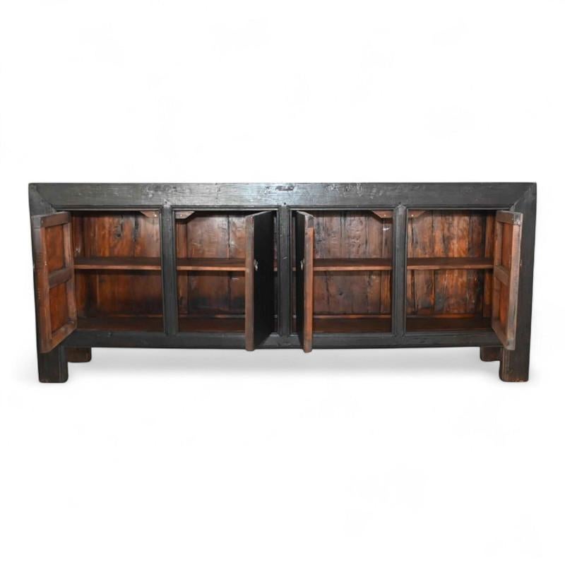 20ième siècle Buffet ancien à quatre portes en orme noirci, Shanxi, Chine, vers les années 1930 en vente