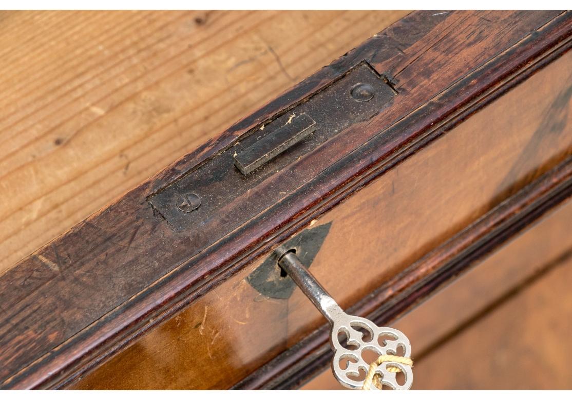 Antike vier Schubladen Nussbaum Wurzelholz Kommode für die Restaurierung im Angebot 7