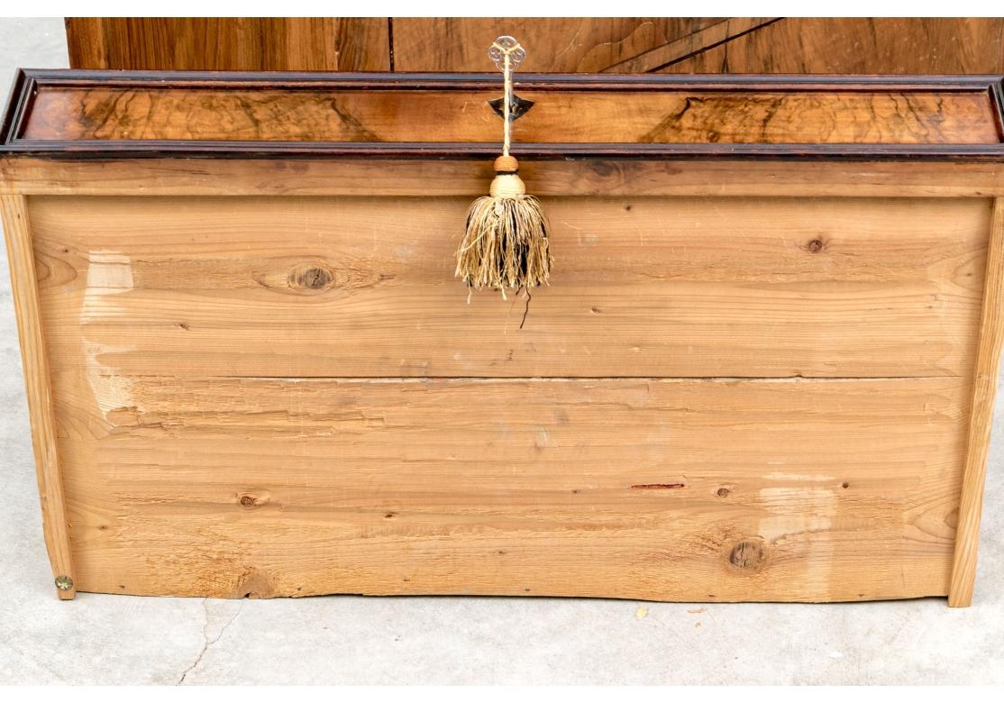 Antike vier Schubladen Nussbaum Wurzelholz Kommode für die Restaurierung im Angebot 8