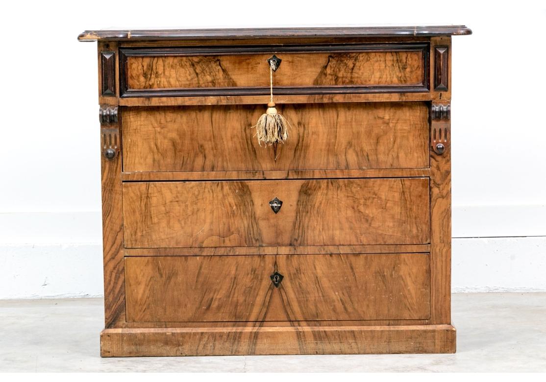 Antike vier Schubladen Nussbaum Wurzelholz Kommode für die Restaurierung im Angebot 9