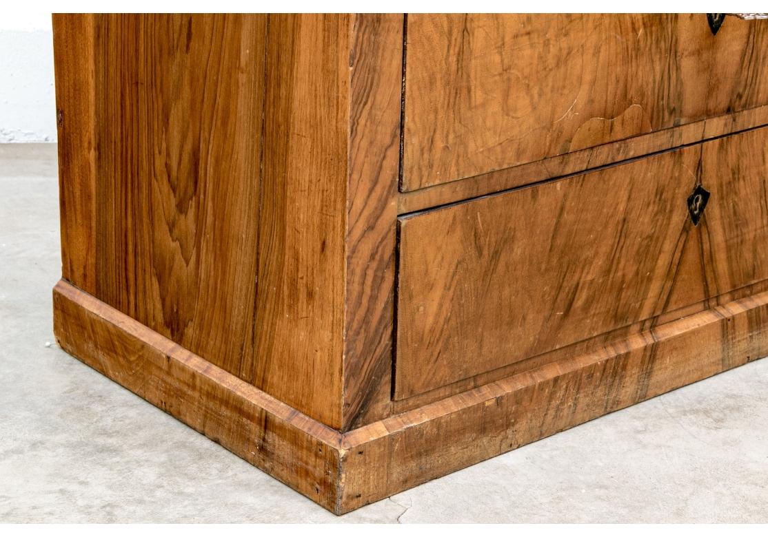 Antike vier Schubladen Nussbaum Wurzelholz Kommode für die Restaurierung im Angebot 14