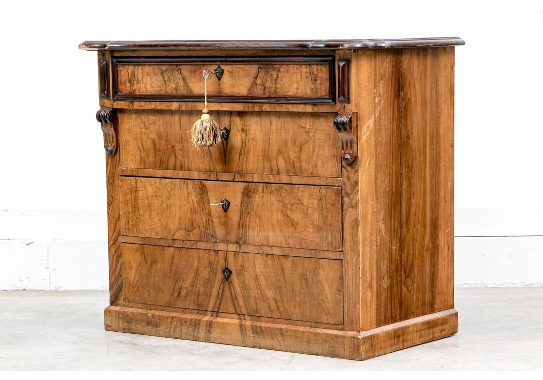 Antike vier Schubladen Nussbaum Wurzelholz Kommode für die Restaurierung (Furnier) im Angebot