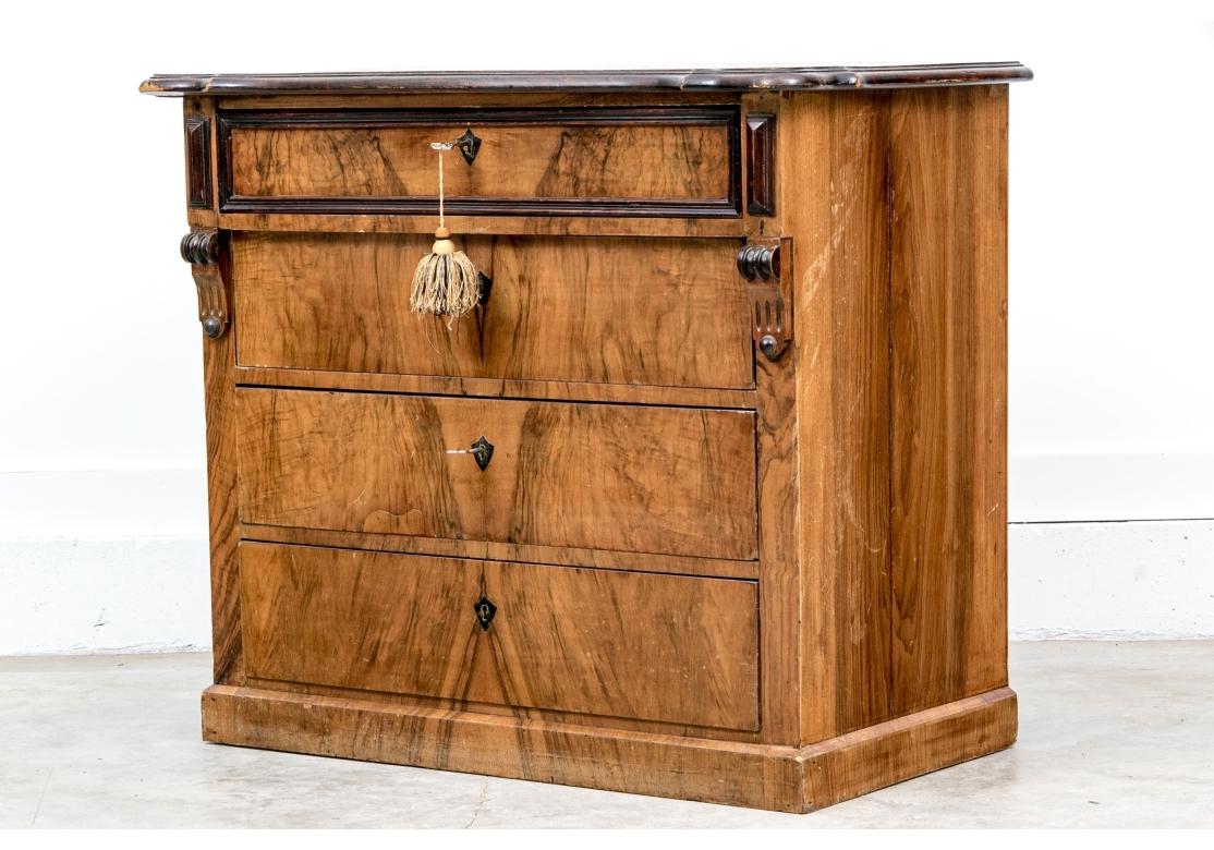 Antike vier Schubladen Nussbaum Wurzelholz Kommode für die Restaurierung im Zustand „Starke Gebrauchsspuren“ im Angebot in Bridgeport, CT