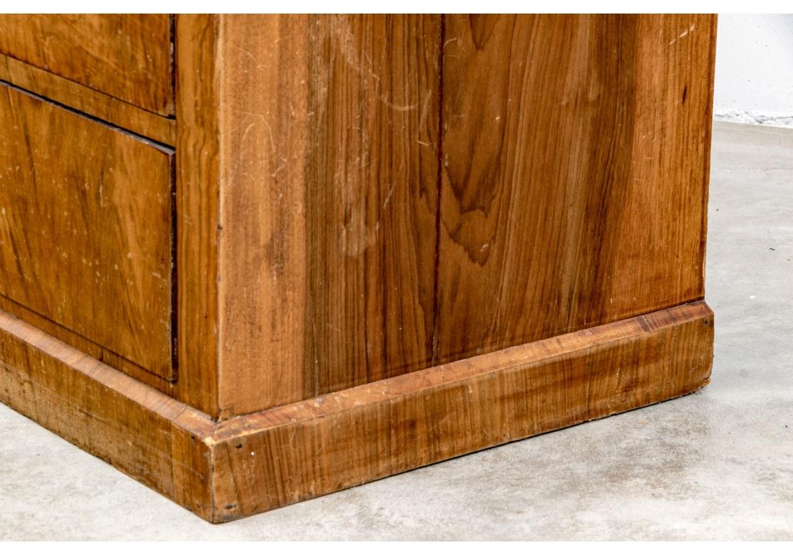 Antike vier Schubladen Nussbaum Wurzelholz Kommode für die Restaurierung im Angebot 1