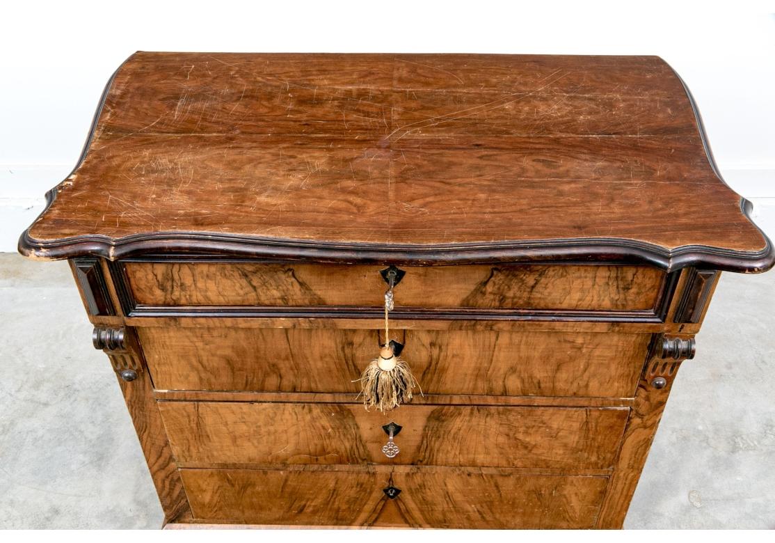 Antike vier Schubladen Nussbaum Wurzelholz Kommode für die Restaurierung im Angebot 2