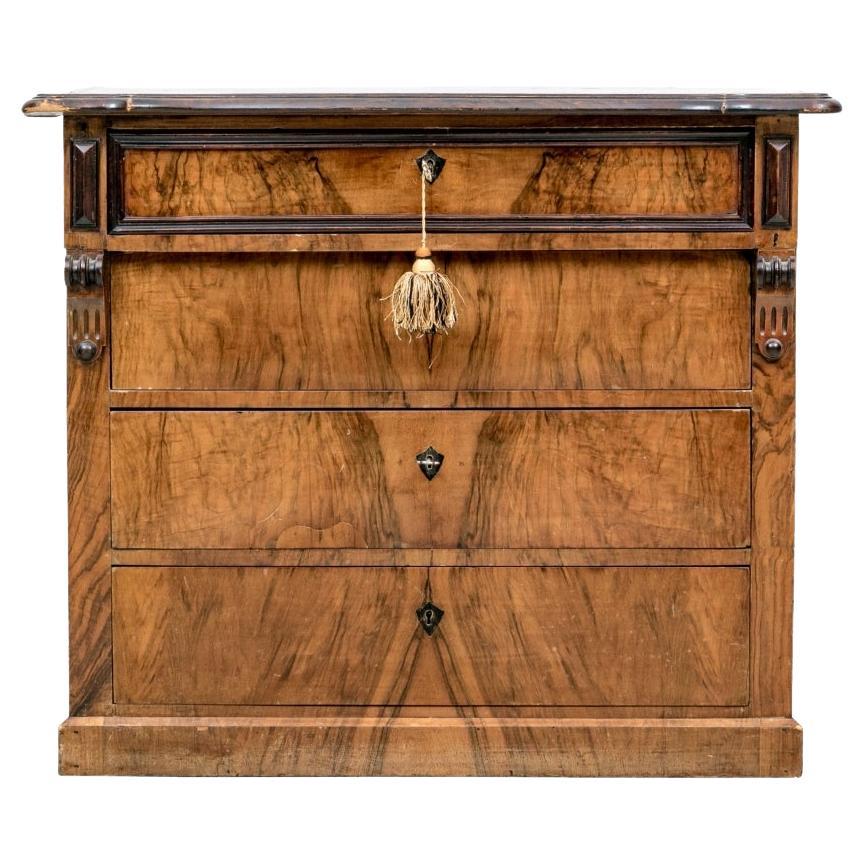 Antike vier Schubladen Nussbaum Wurzelholz Kommode für die Restaurierung im Angebot