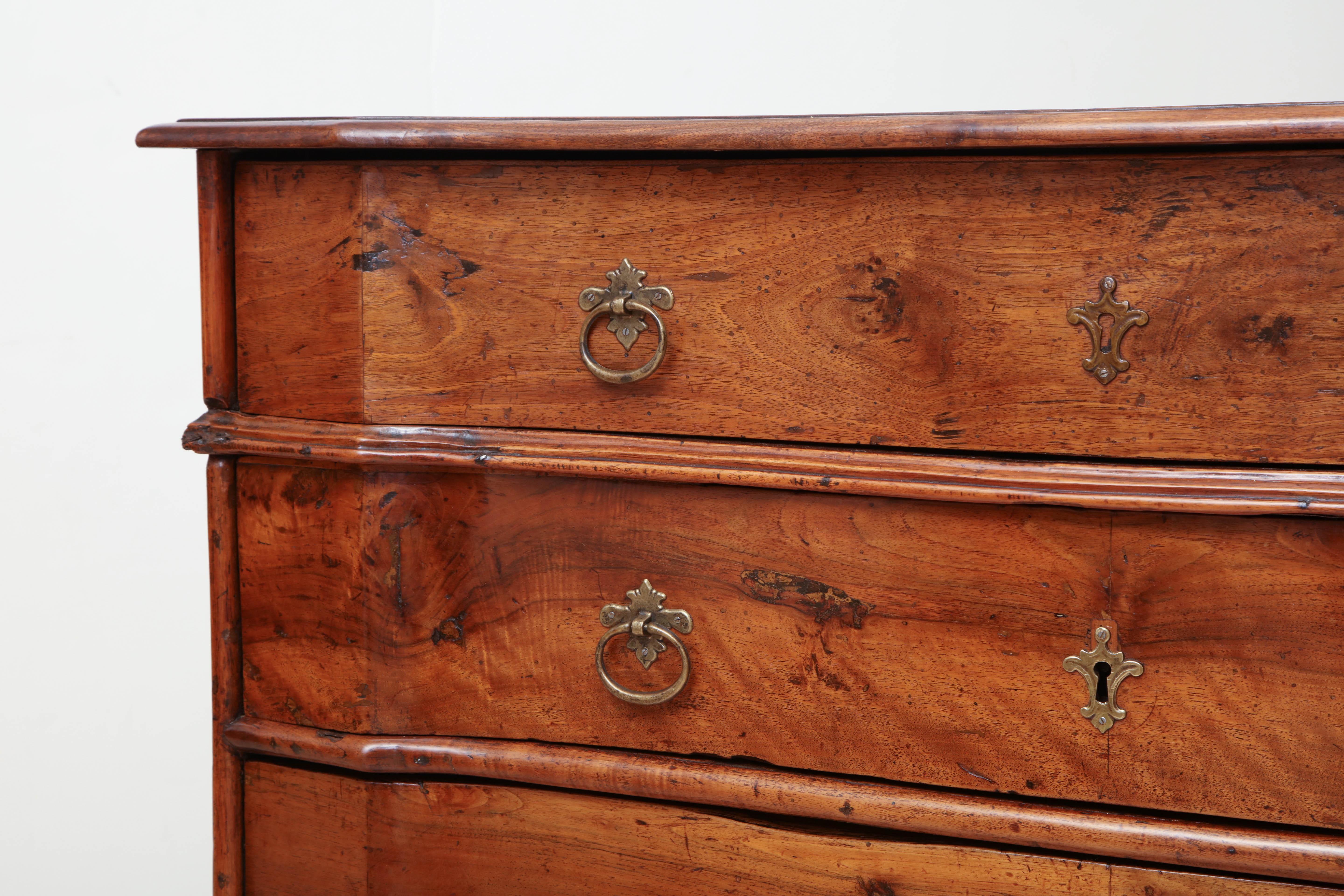 Antique Four-Drawer Walnut Commode, Italy, circa 17th Century In Excellent Condition For Sale In New York, NY
