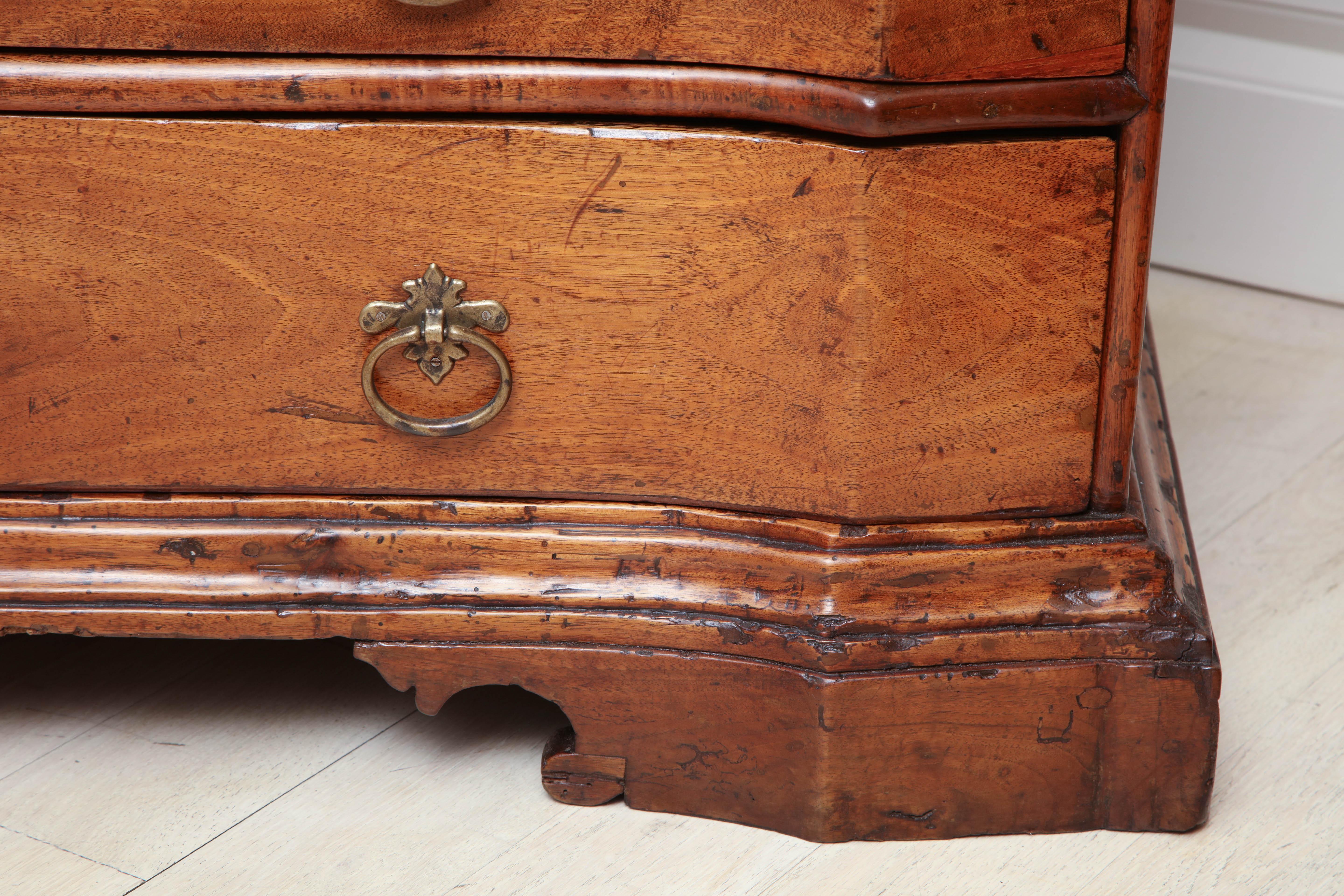 Antique Four-Drawer Walnut Commode, Italy, circa 17th Century For Sale 1