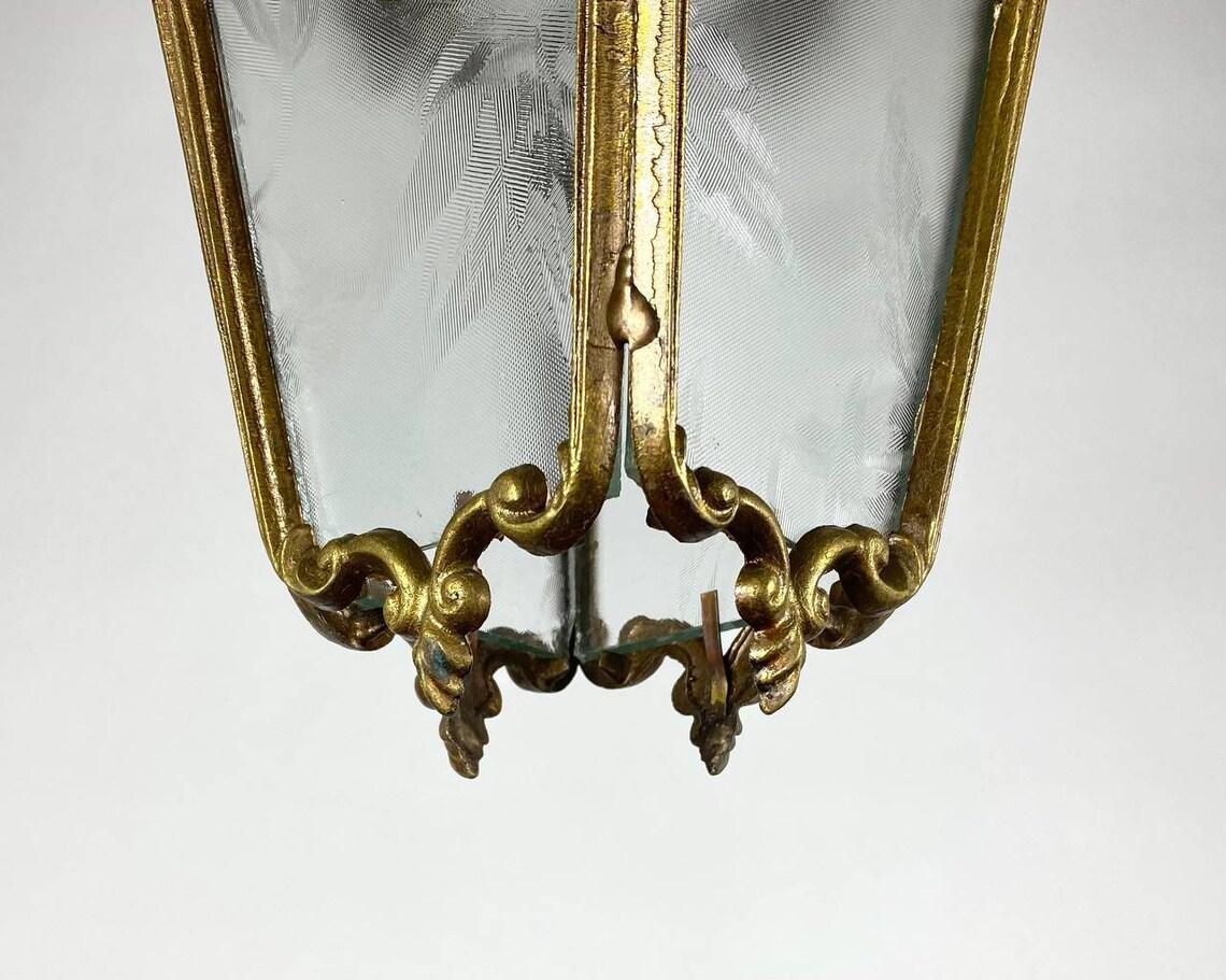 Antique Four Glass Sided Lantern In Cut Glass And Gilt Brass, 1920s In Good Condition In Bastogne, BE