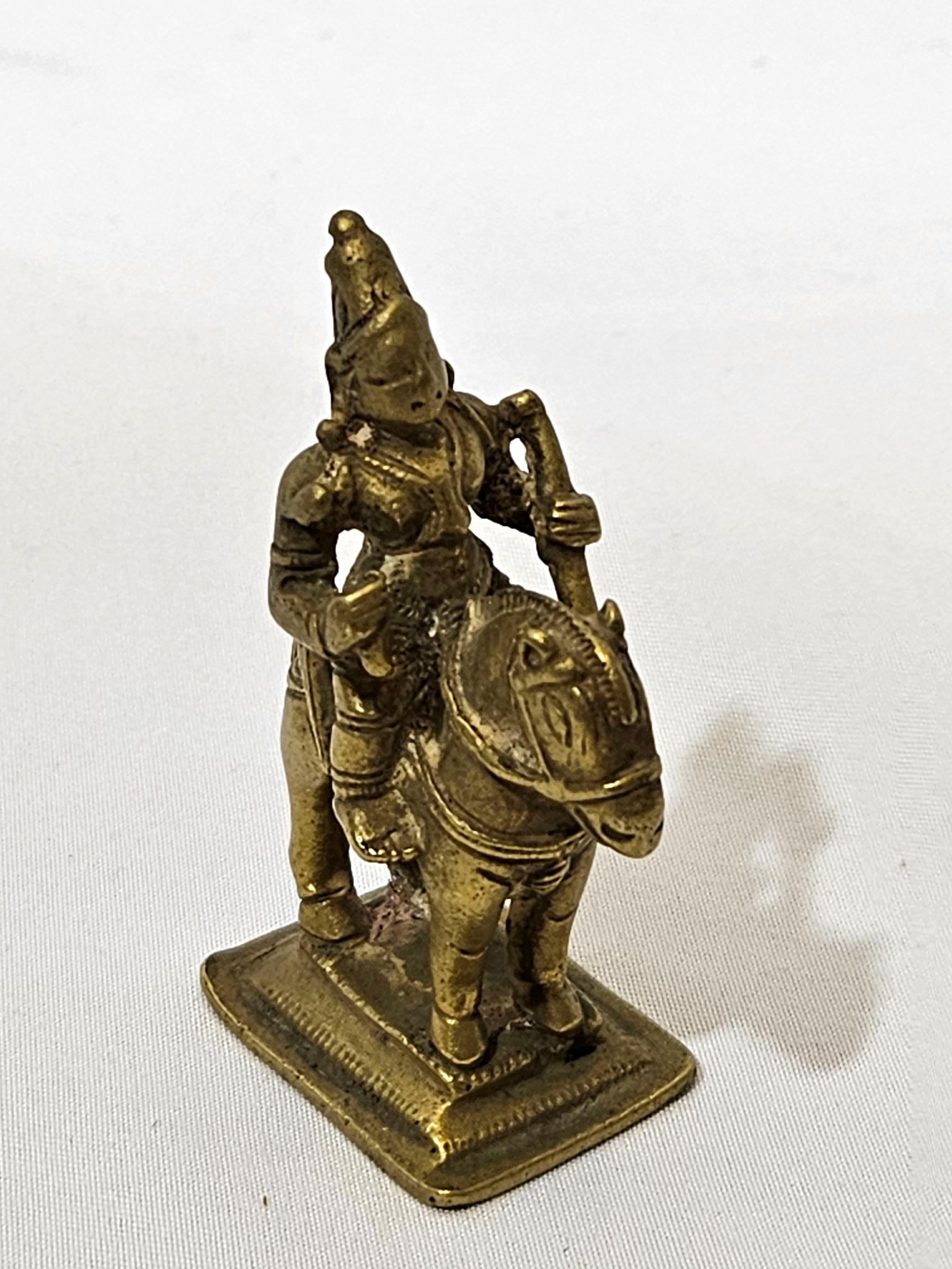 Descrizione
India, ca. XIX secolo
Raffigura Durga, Virabhadra, Bala Krisna e un toro Nandi reclinato su una base personalizzata.
Dimensioni
Durga H. 2 3/8