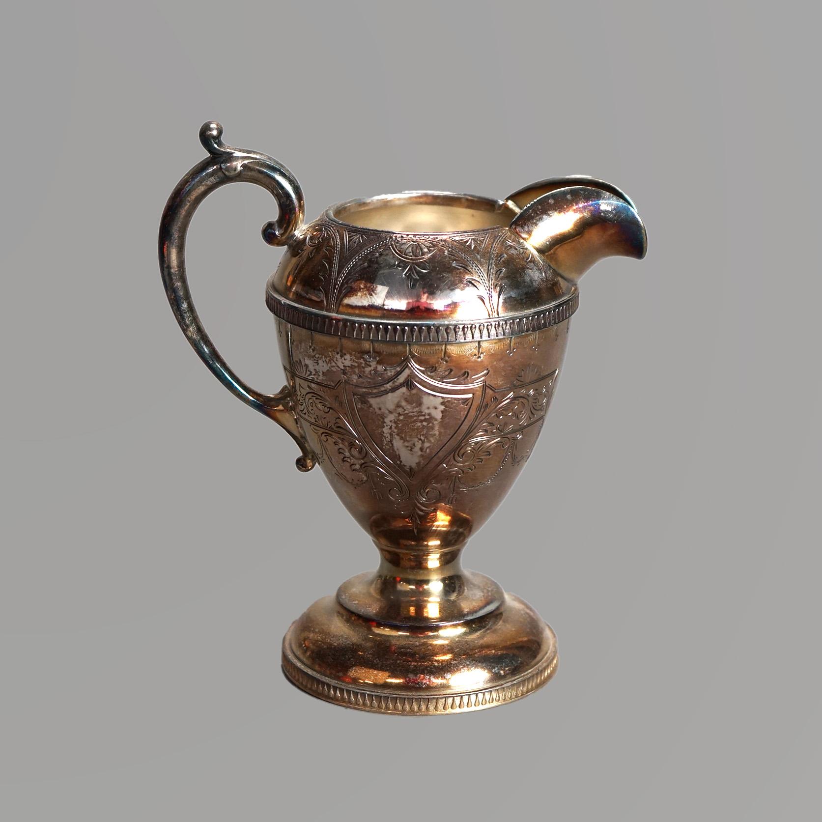 Antico set da tè in argento placcato in quattro pezzi con incisione a fogliame C1890

Misure - 12,5 