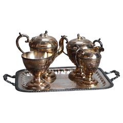 Juego de té antiguo de cuatro piezas chapado en plata con grabado foliado C1890