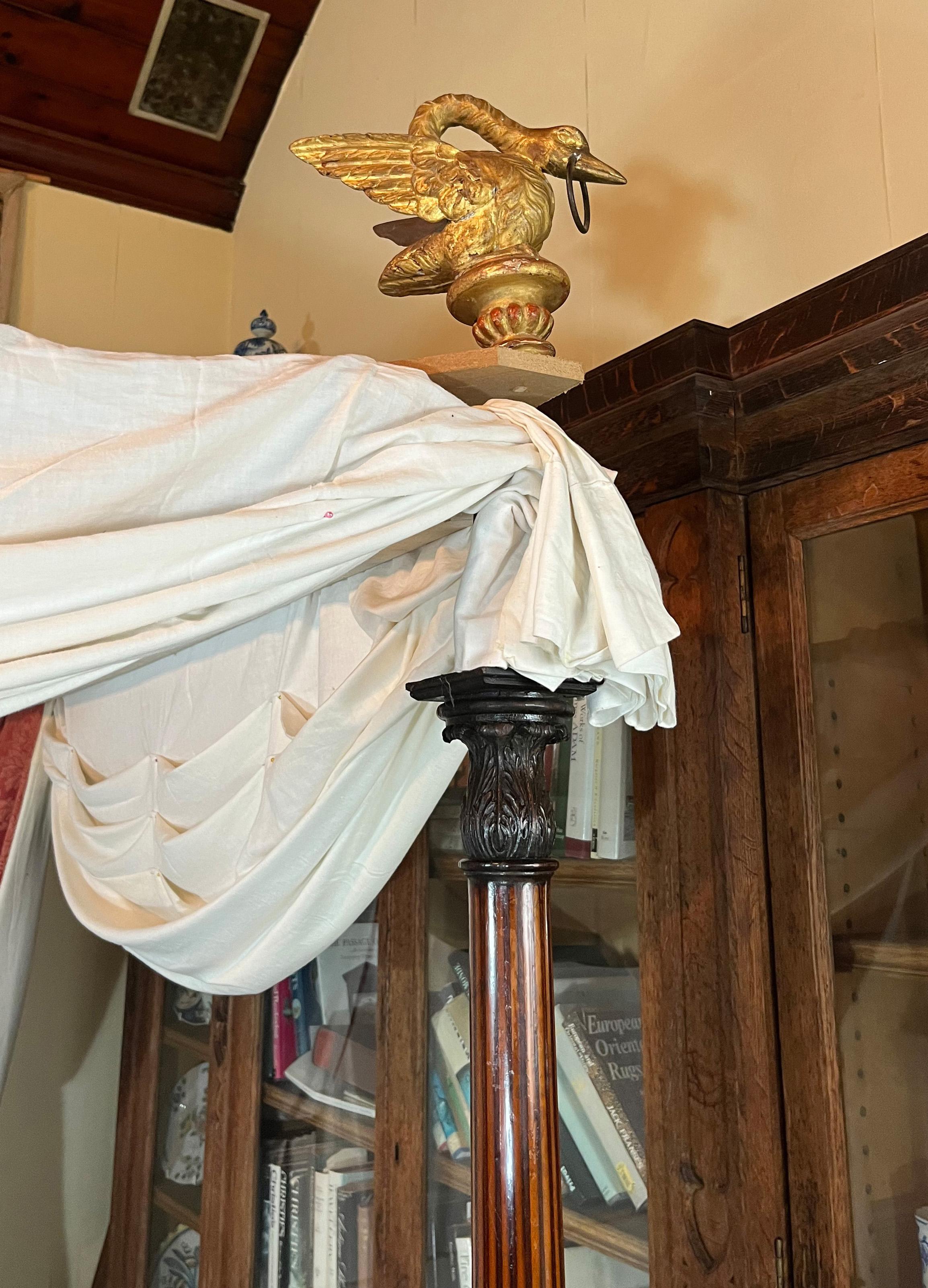 Cama antigua de cuatro postes en venta 1