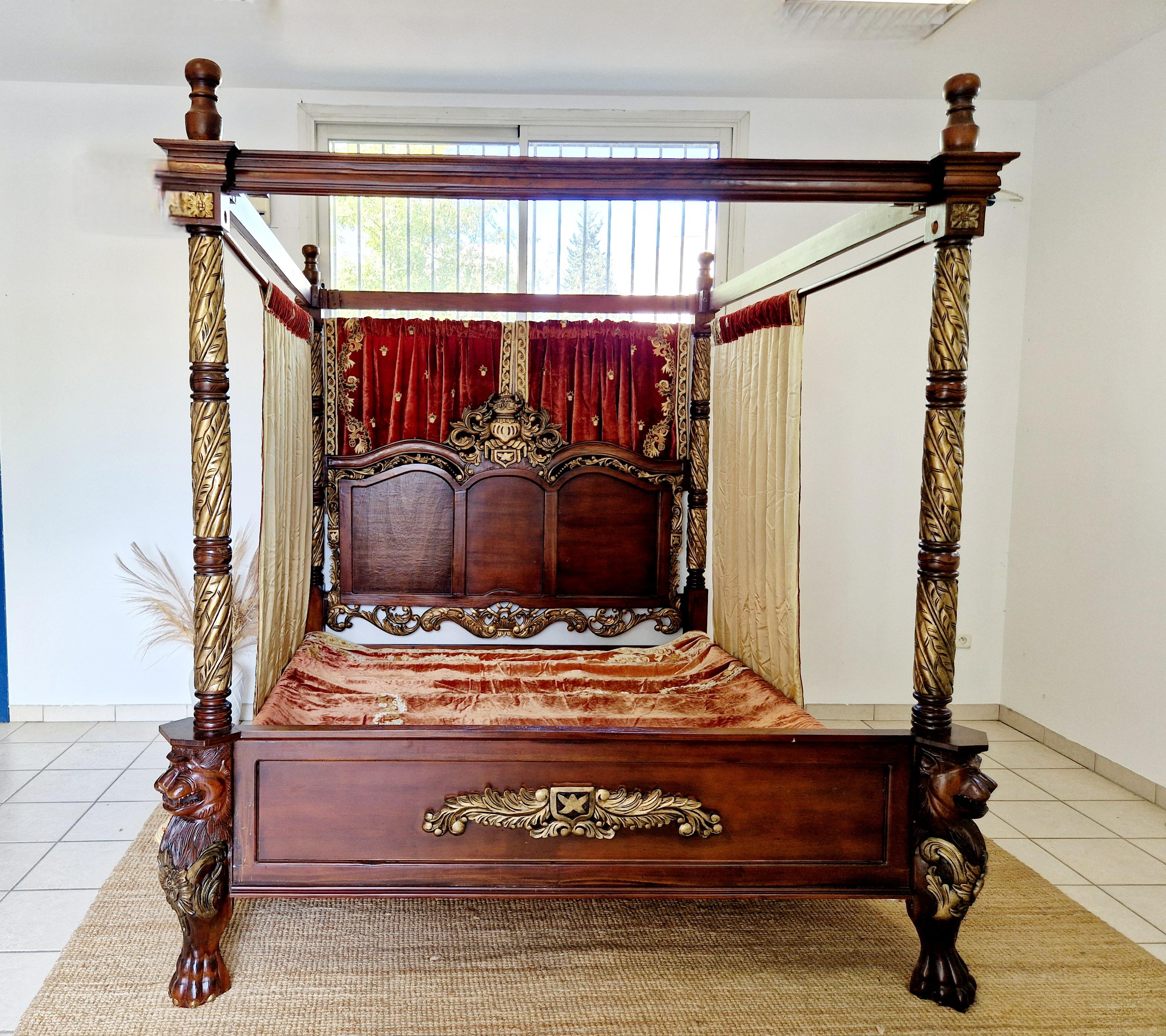 Ce lit à baldaquin, provenant d'un château en France, est de style Renaissance. Le lit Super King avec armoires est une pièce exquise de mobilier antique, faite à la main en bois avec des sculptures complexes. Le lit présente une hauteur de pied et