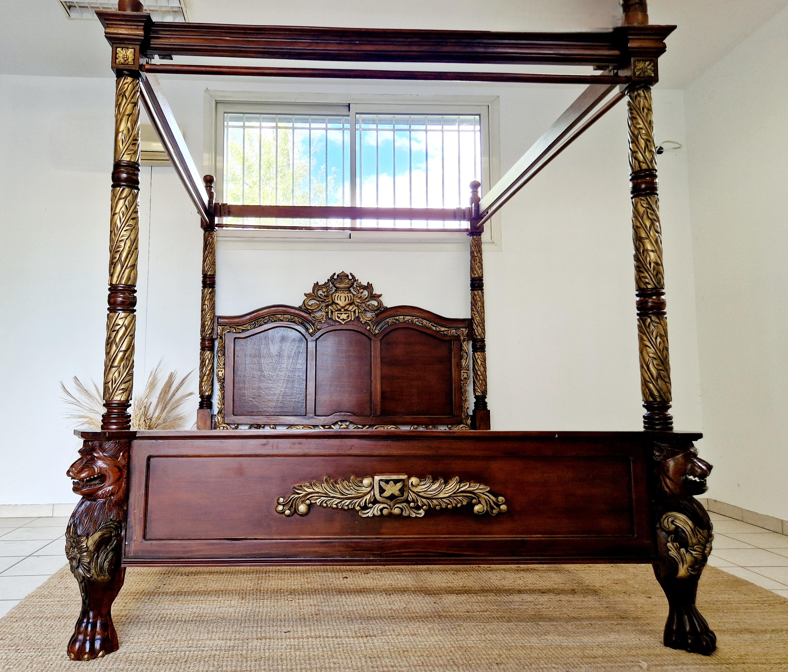 20ième siècle Lit à baldaquin antique à quatre colonnes en vente